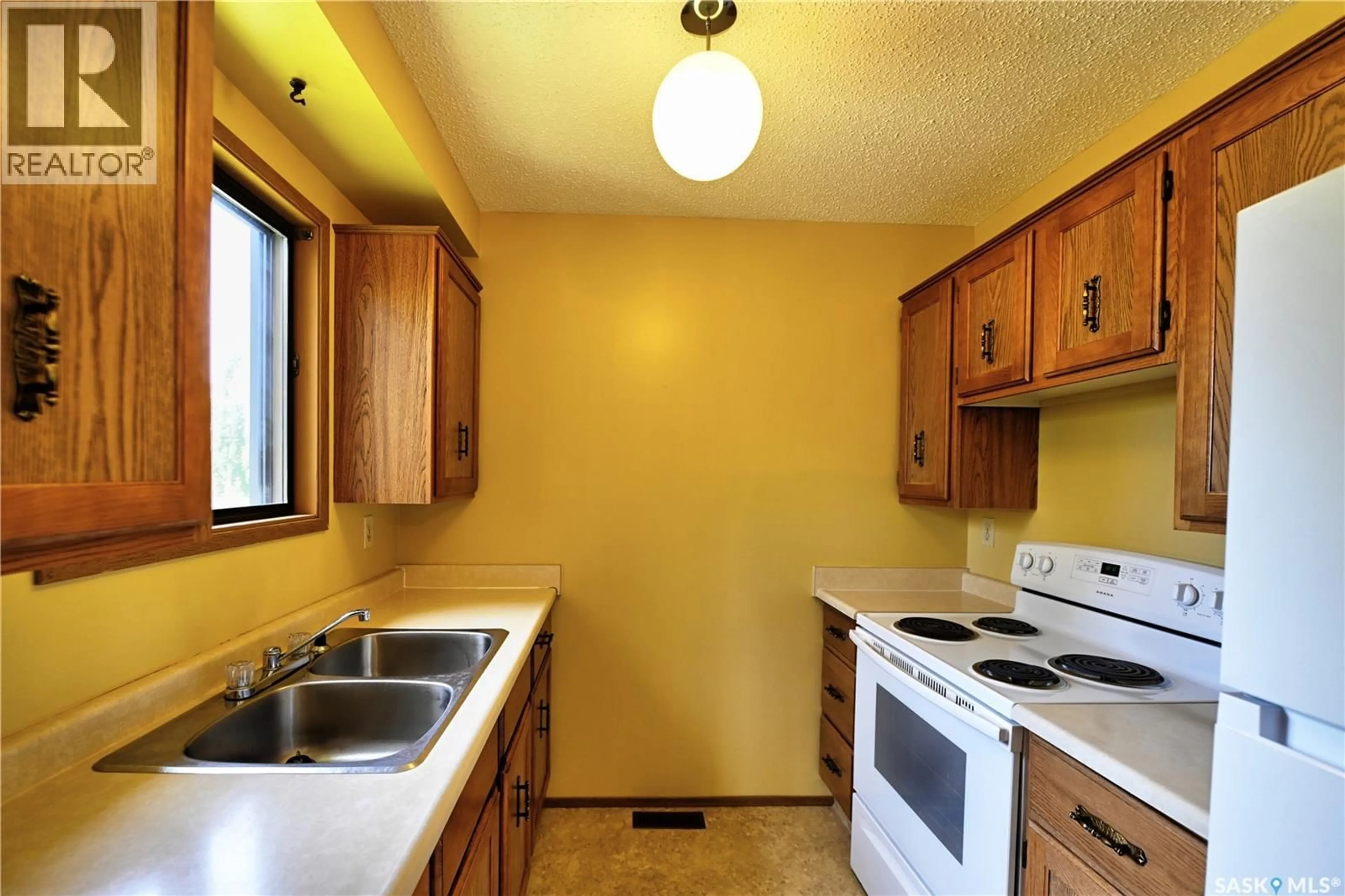 Standard kitchen, unknown for 50 ROBINSON CRESCENT, Saskatoon Saskatchewan S7L6N9