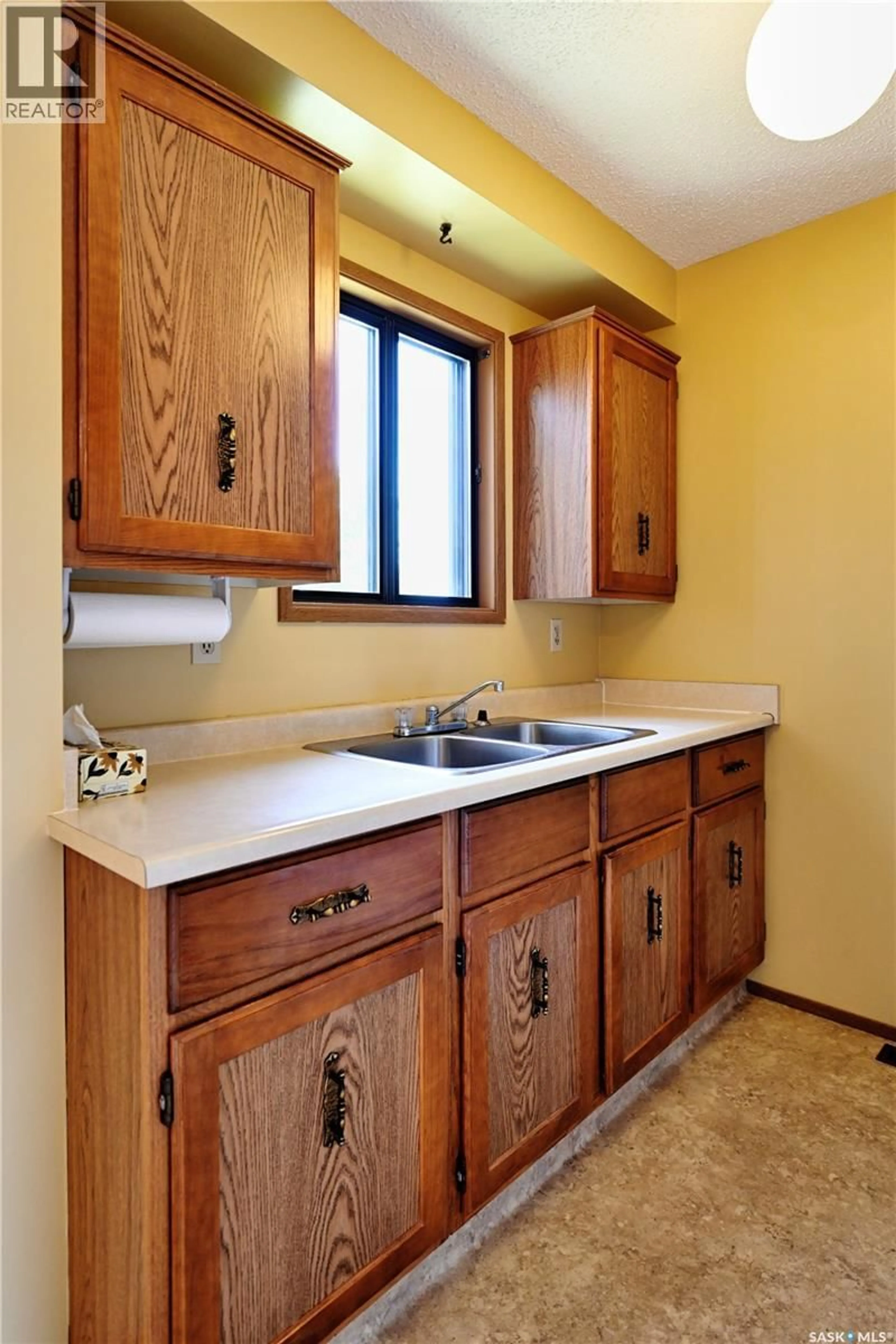 Standard kitchen, unknown for 50 ROBINSON CRESCENT, Saskatoon Saskatchewan S7L6N9