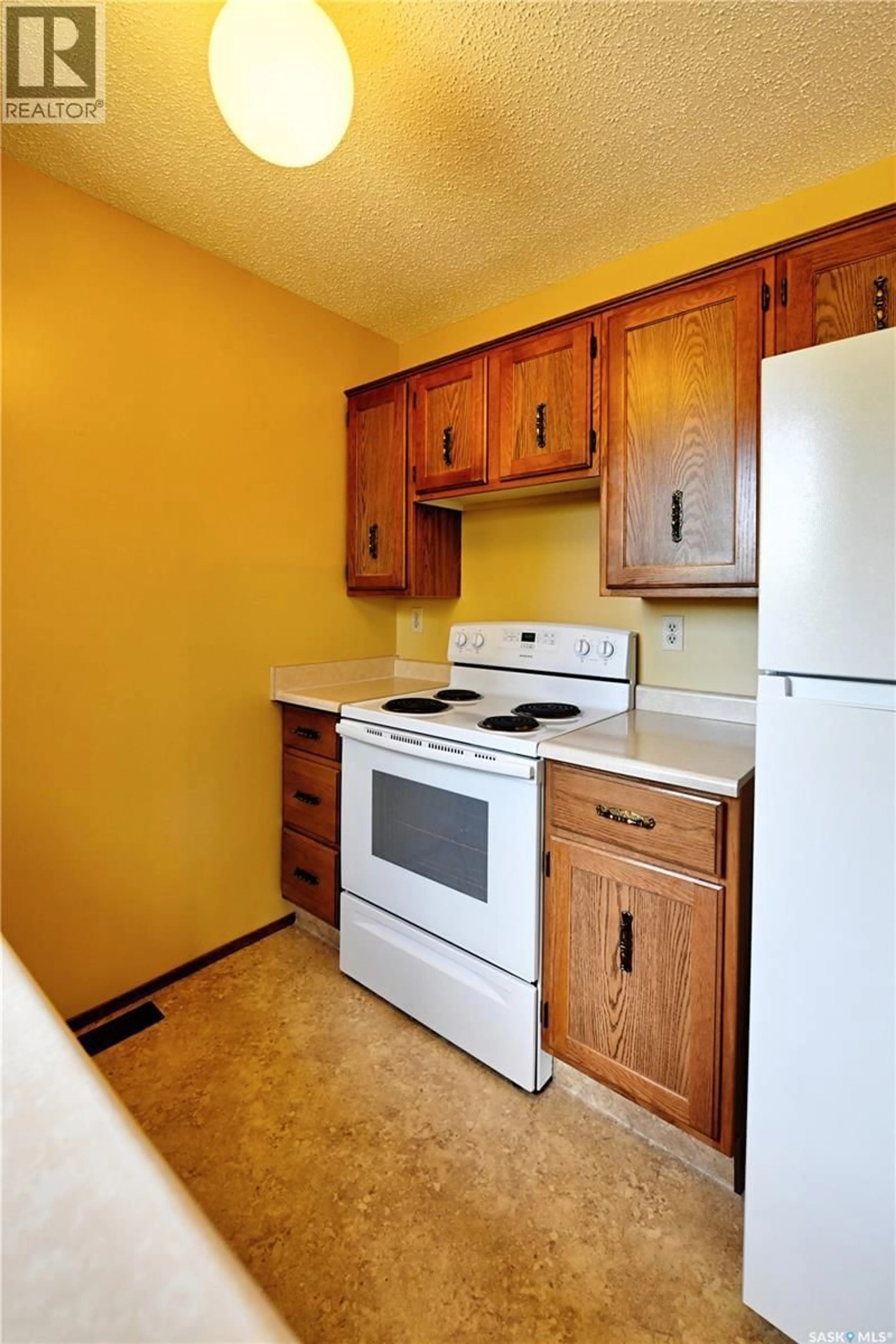 Standard kitchen, unknown for 50 ROBINSON CRESCENT, Saskatoon Saskatchewan S7L6N9