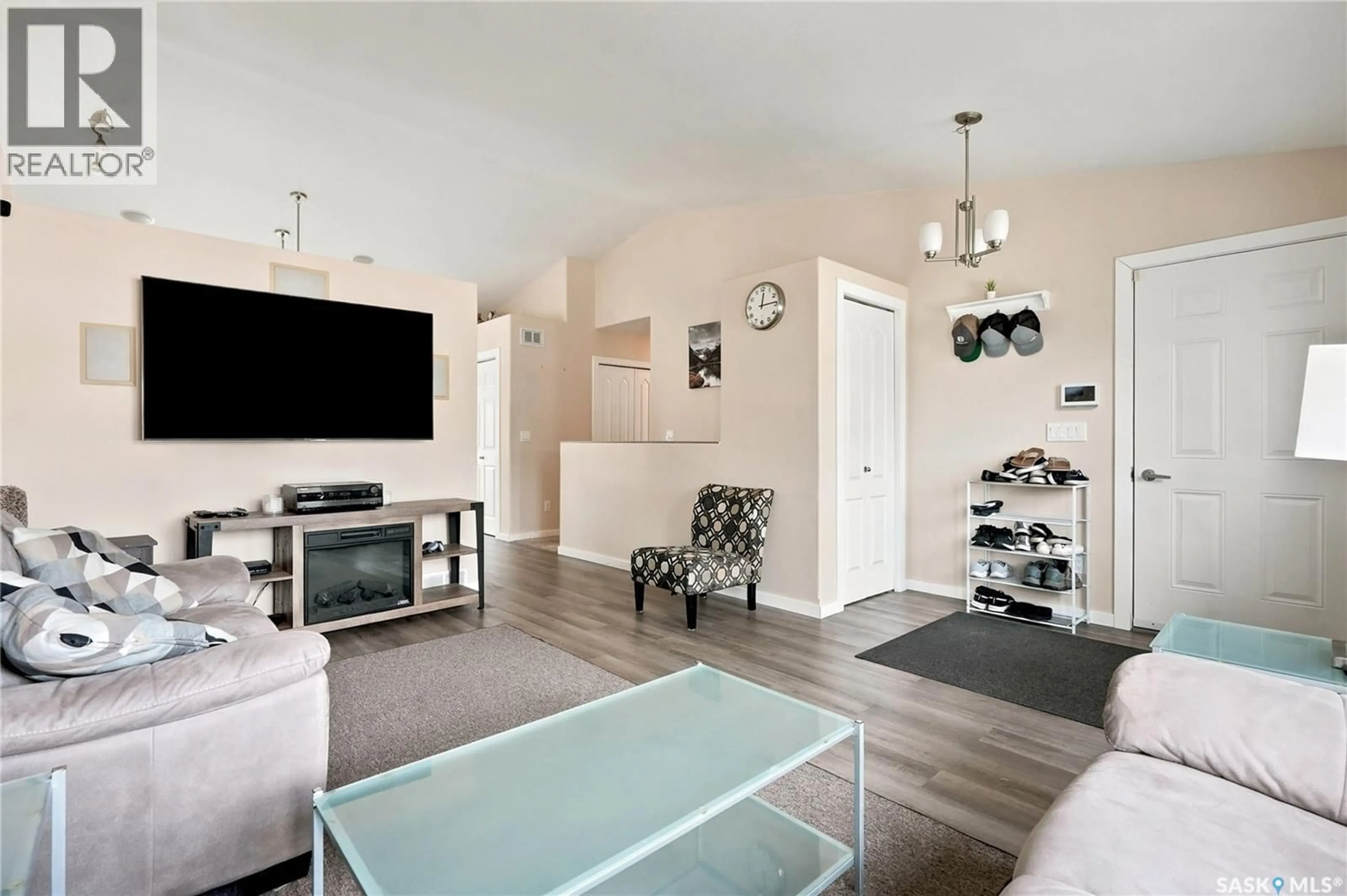Living room with furniture, unknown for 511 HAMPTON BOULEVARD, Saskatoon Saskatchewan S7R0B4
