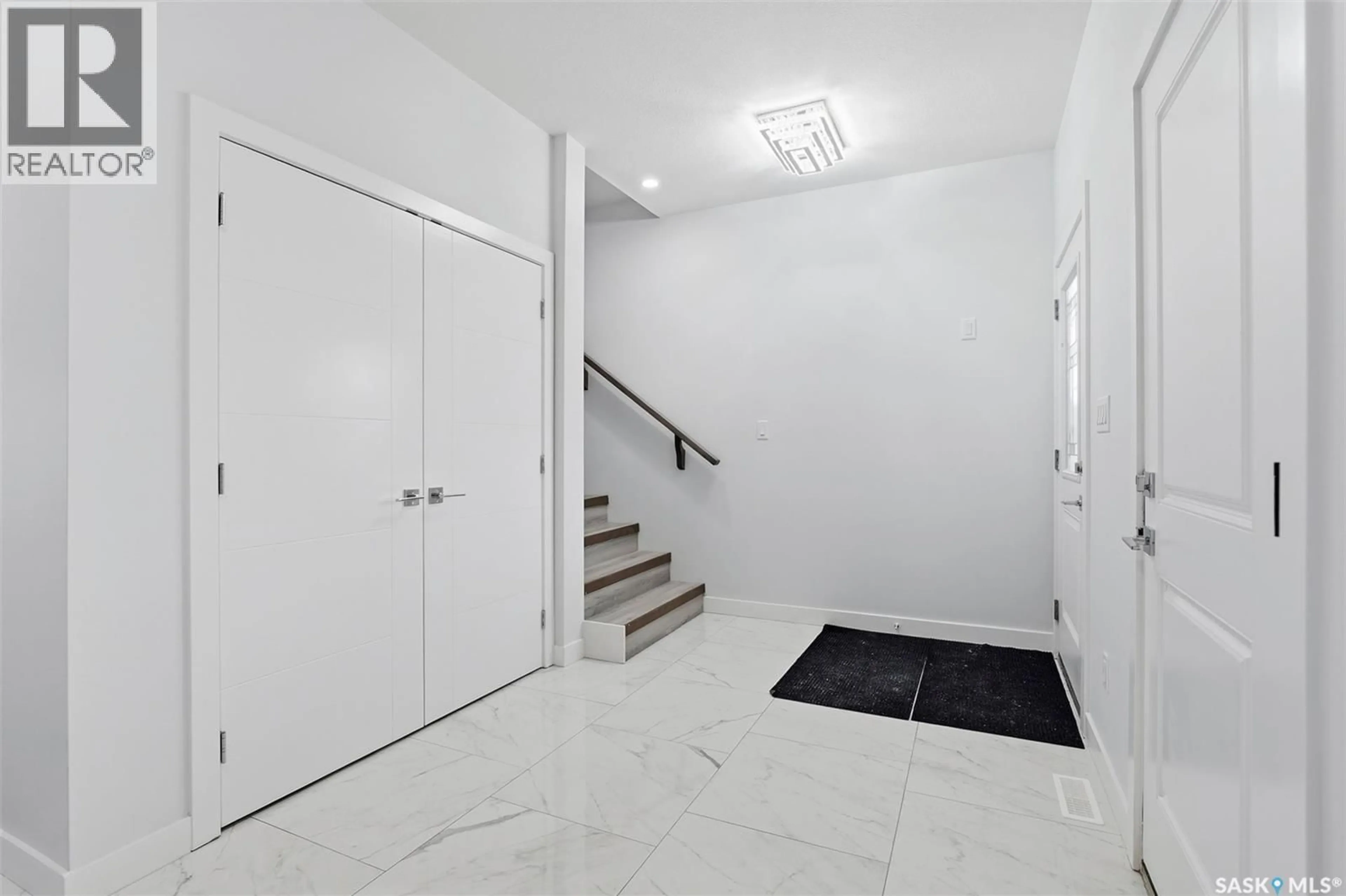 Indoor foyer for 534 SHARMA CRESCENT, Saskatoon Saskatchewan S7W1K5