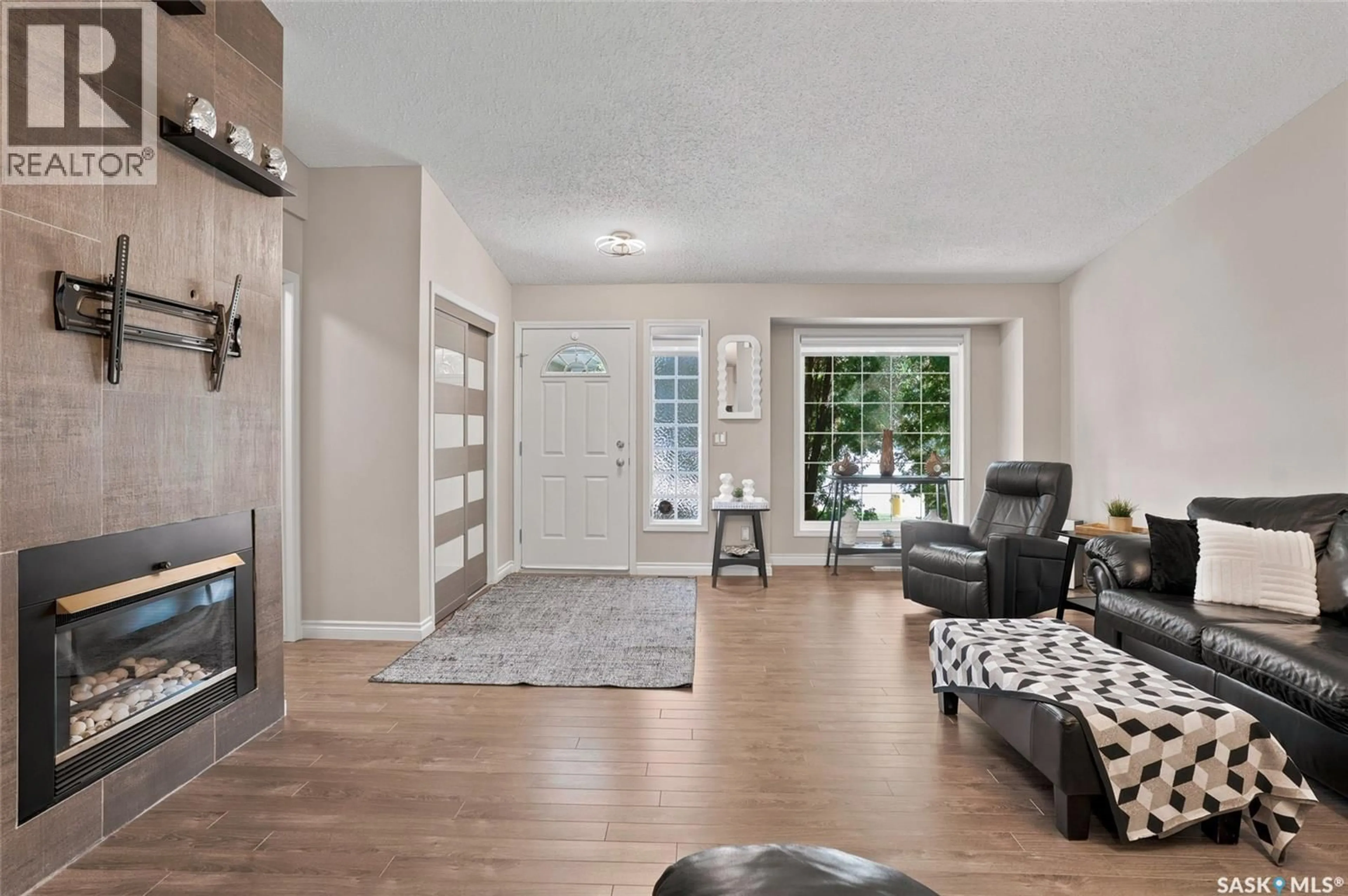 Indoor entryway for 103 BORNSTEIN CRESCENT, Saskatoon Saskatchewan S7N3Y4