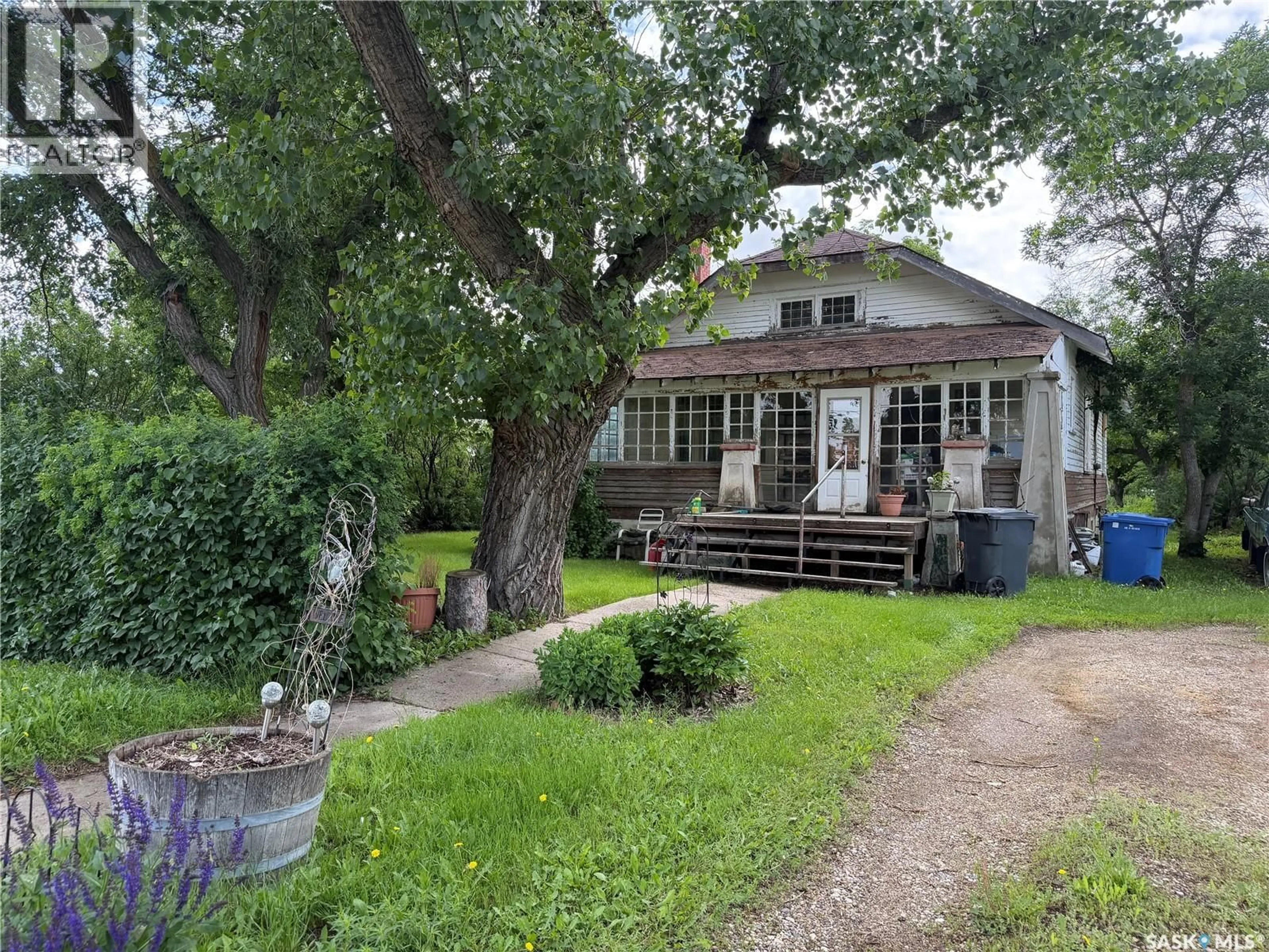 A pic from outside/outdoor area/front of a property/back of a property/a pic from drone, street for 122 FARM AVENUE, Gull Lake Saskatchewan S0N1A0