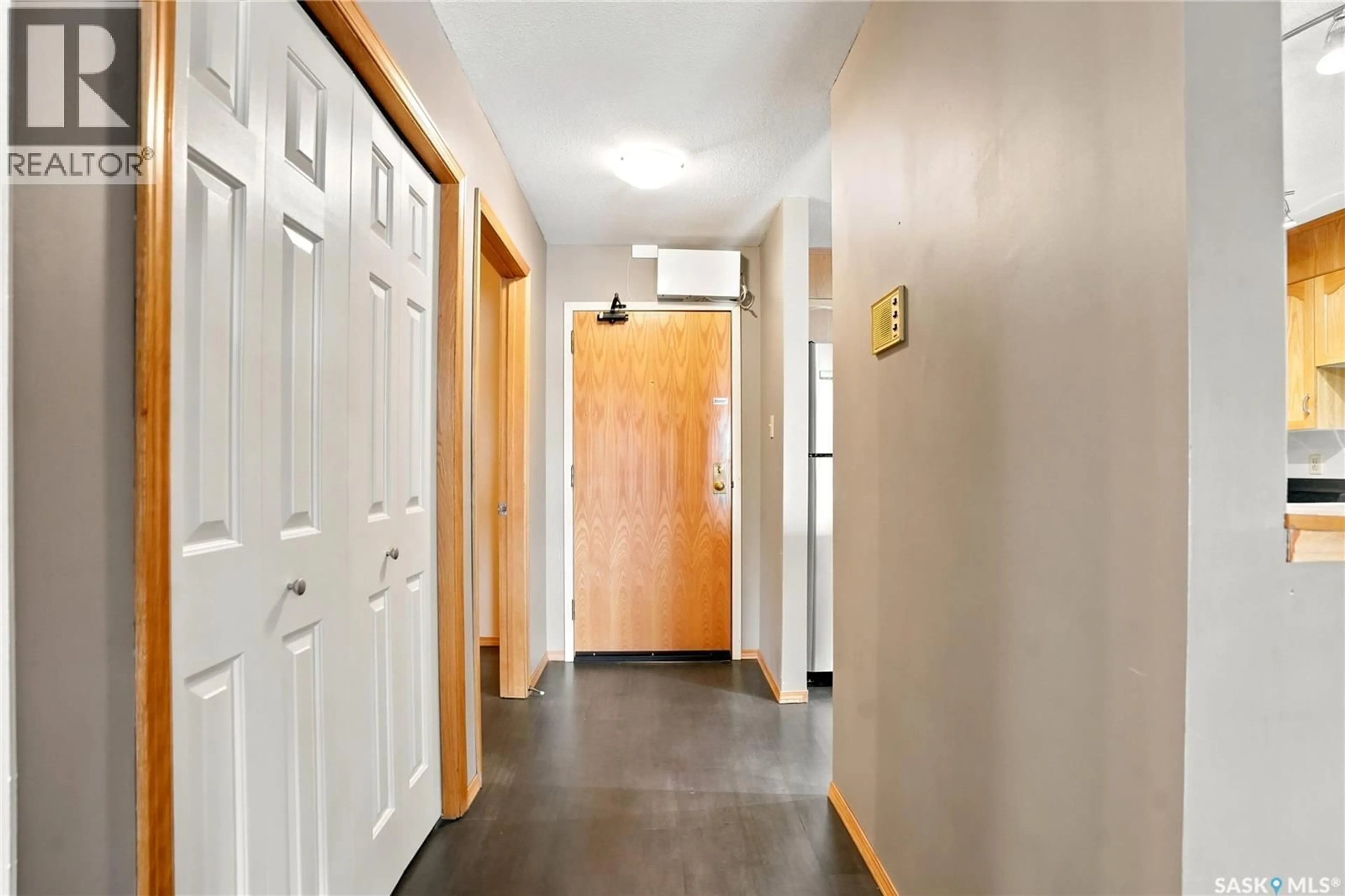 Indoor foyer for 203 - 910 9TH STREET, Saskatoon Saskatchewan S7H0N1