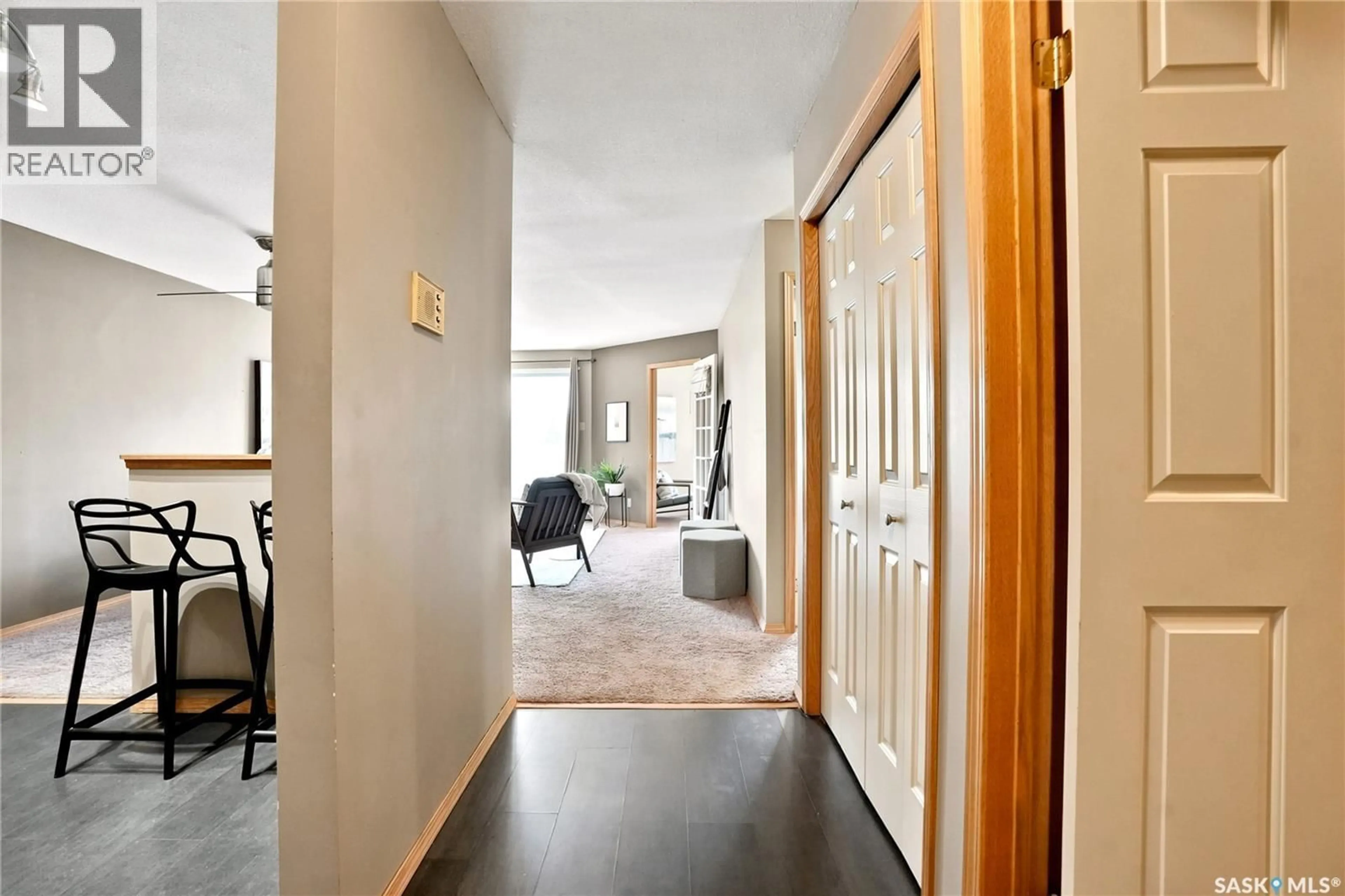 Indoor foyer for 203 - 910 9TH STREET, Saskatoon Saskatchewan S7H0N1