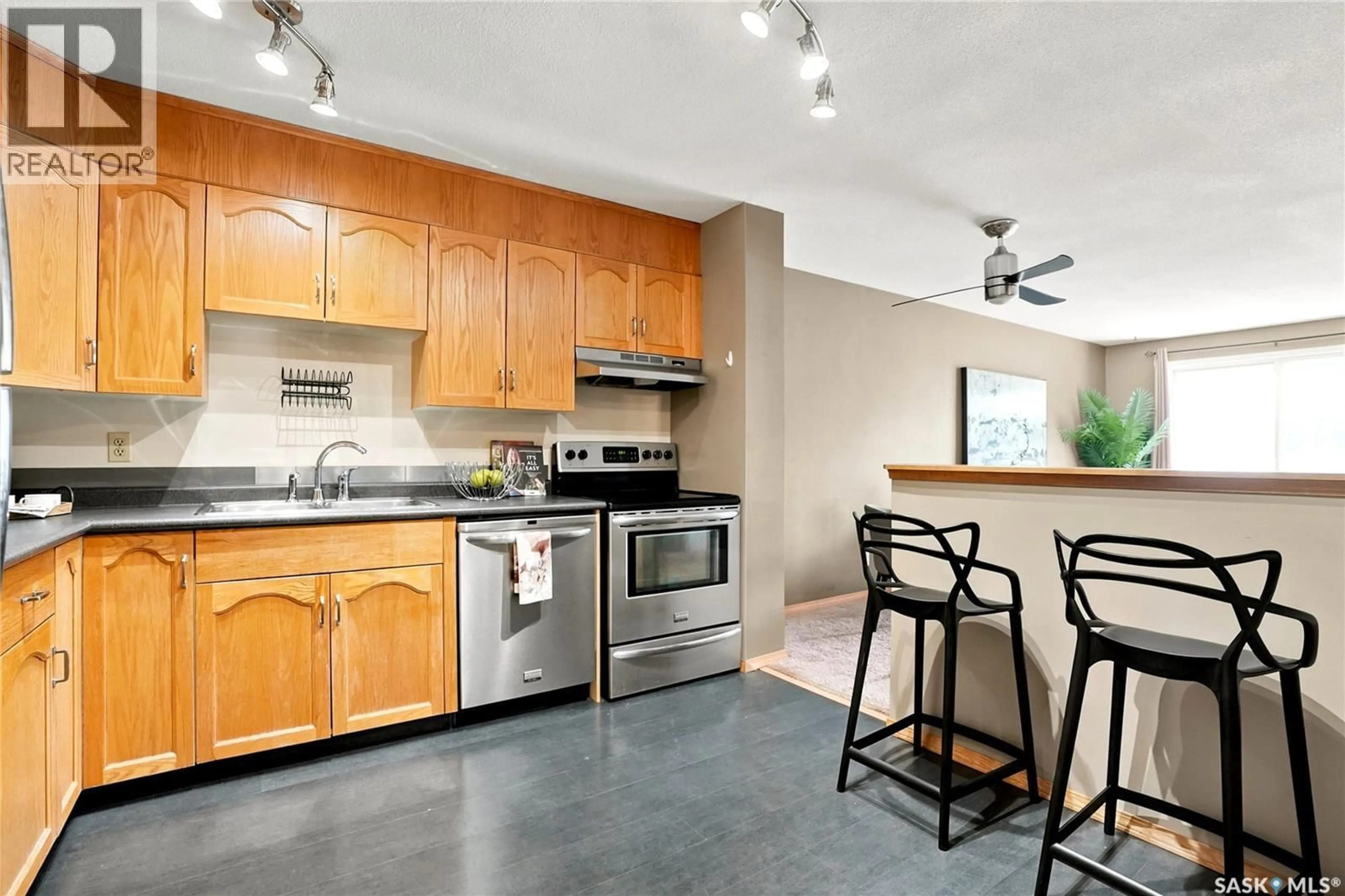 Standard kitchen, unknown for 203 - 910 9TH STREET, Saskatoon Saskatchewan S7H0N1