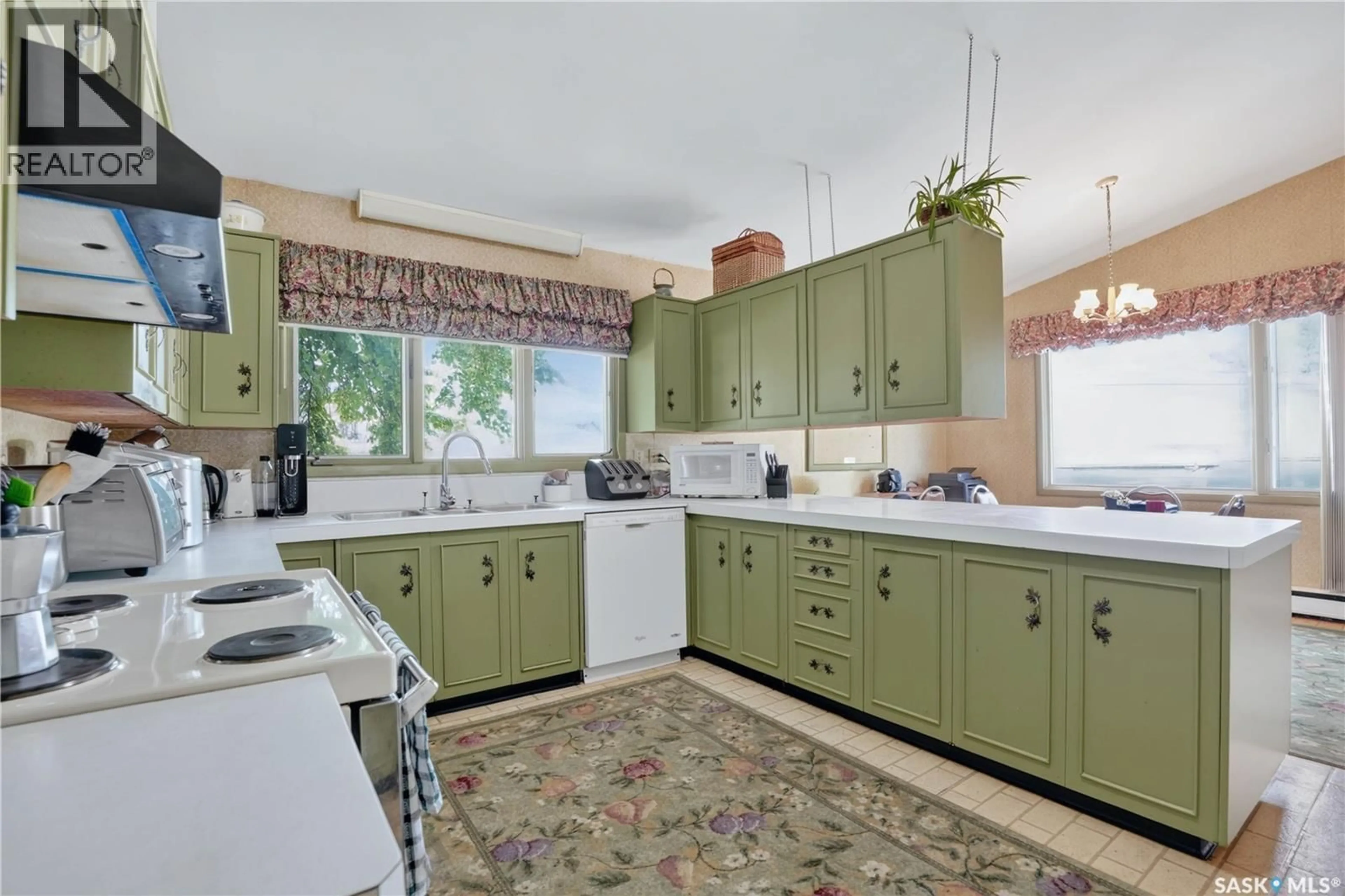 Standard kitchen, unknown for 121 4TH STREET, Nipawin Saskatchewan S0E1E0