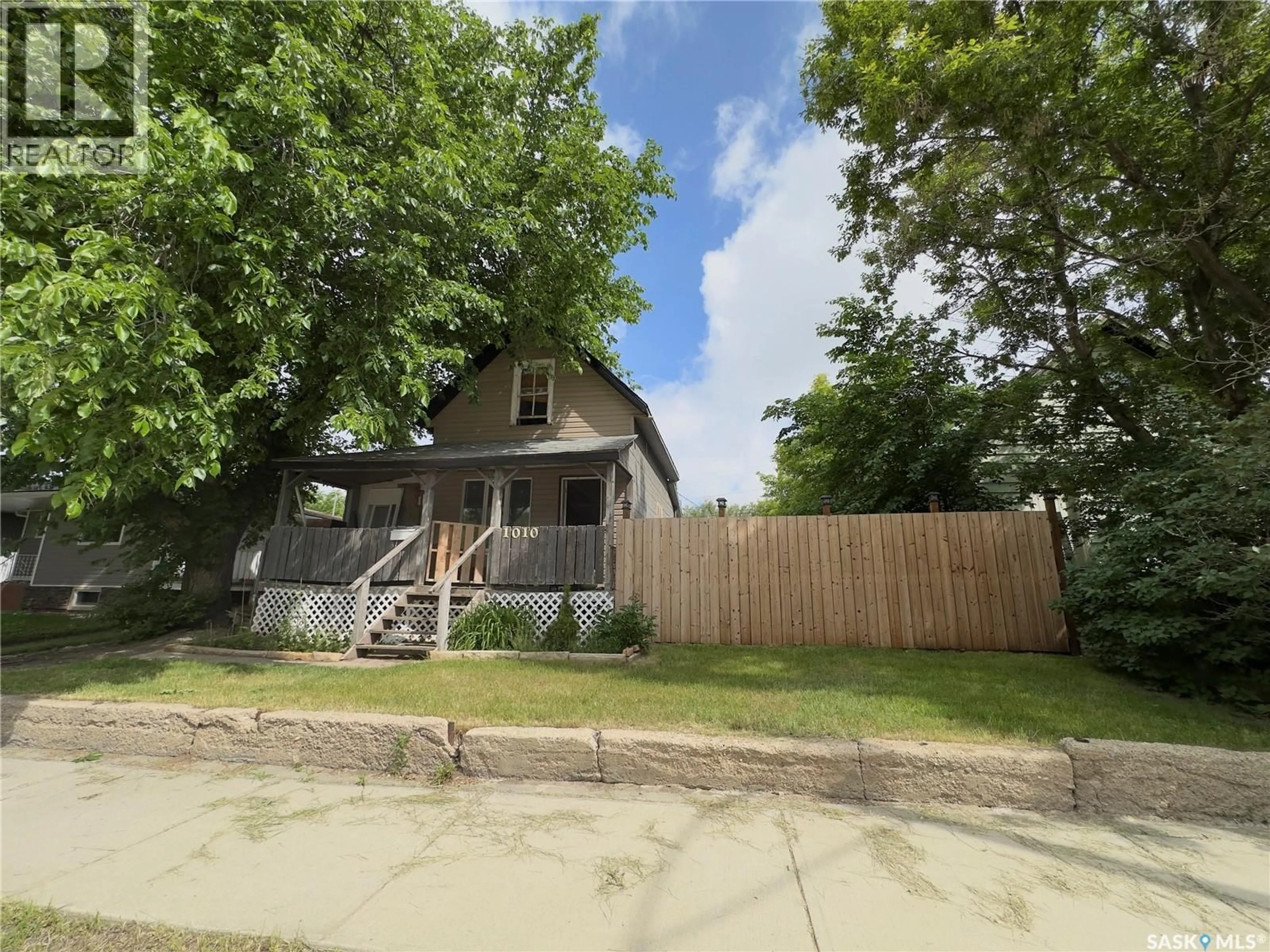 A pic from outside/outdoor area/front of a property/back of a property/a pic from drone, street for 1010 ATHABASCA STREET, Moose Jaw Saskatchewan S6H0N2