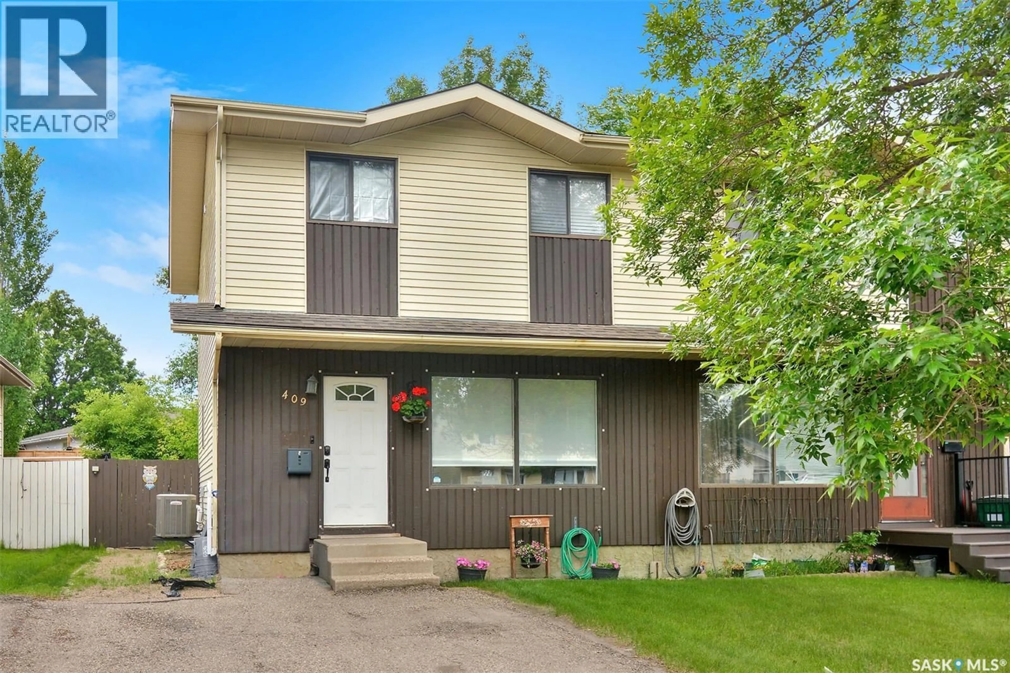Home with vinyl exterior material, street for 409 LENORE DRIVE, Saskatoon Saskatchewan S7K5G6