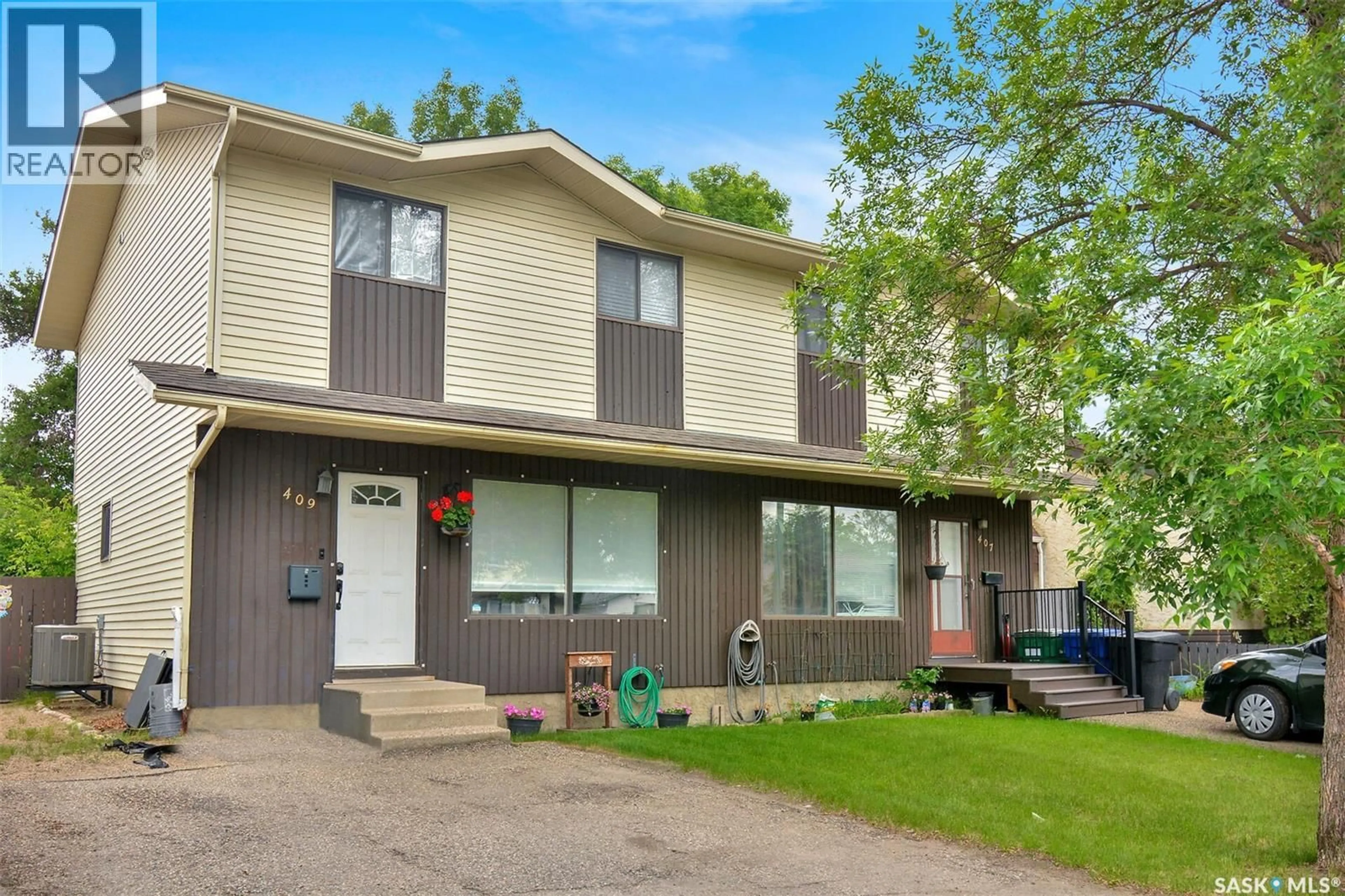 Home with vinyl exterior material, street for 409 LENORE DRIVE, Saskatoon Saskatchewan S7K5G6