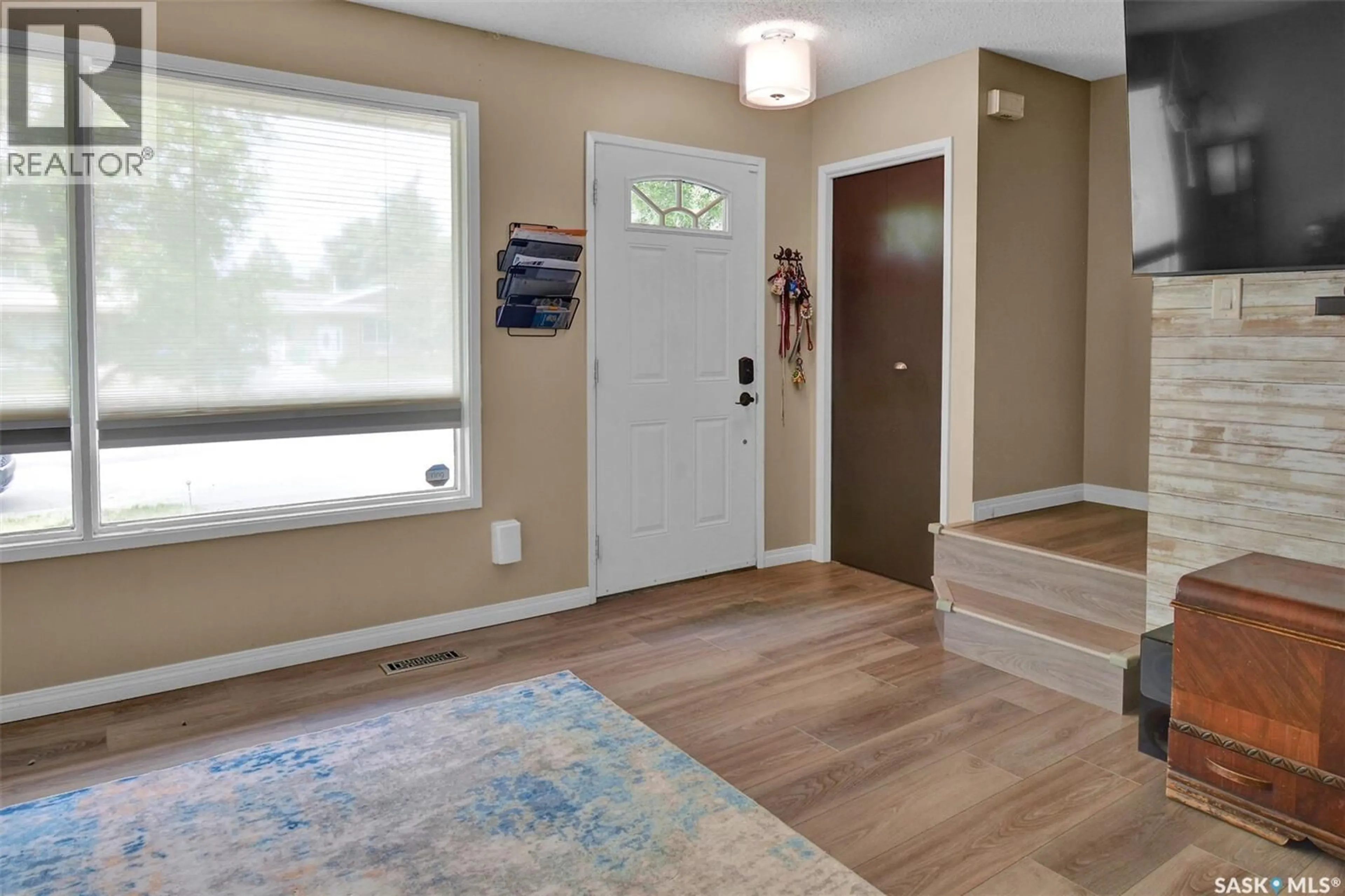Indoor entryway for 409 LENORE DRIVE, Saskatoon Saskatchewan S7K5G6