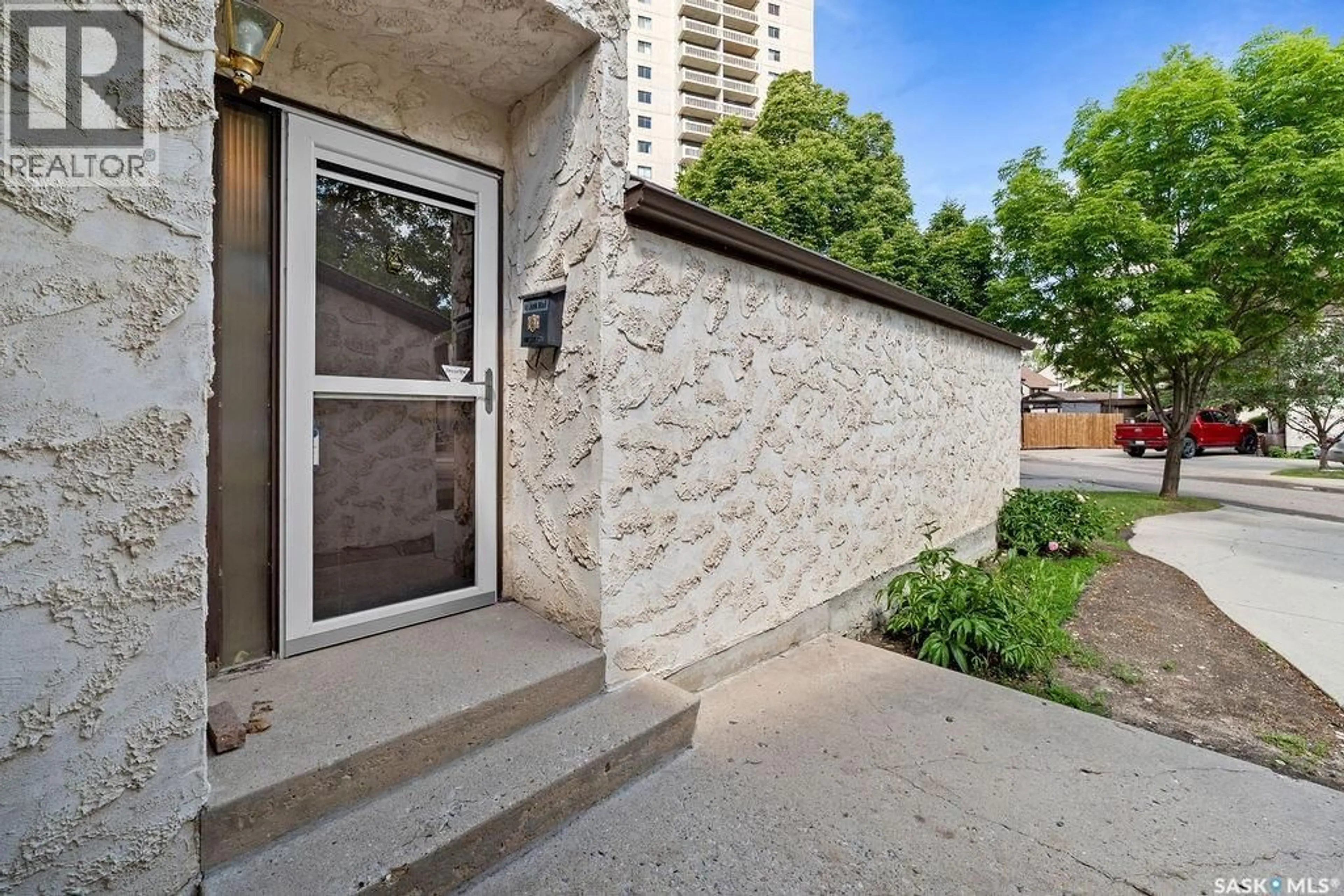 Patio, street for 24 CANNINGTON MEWS, Regina Saskatchewan S4S5Z7
