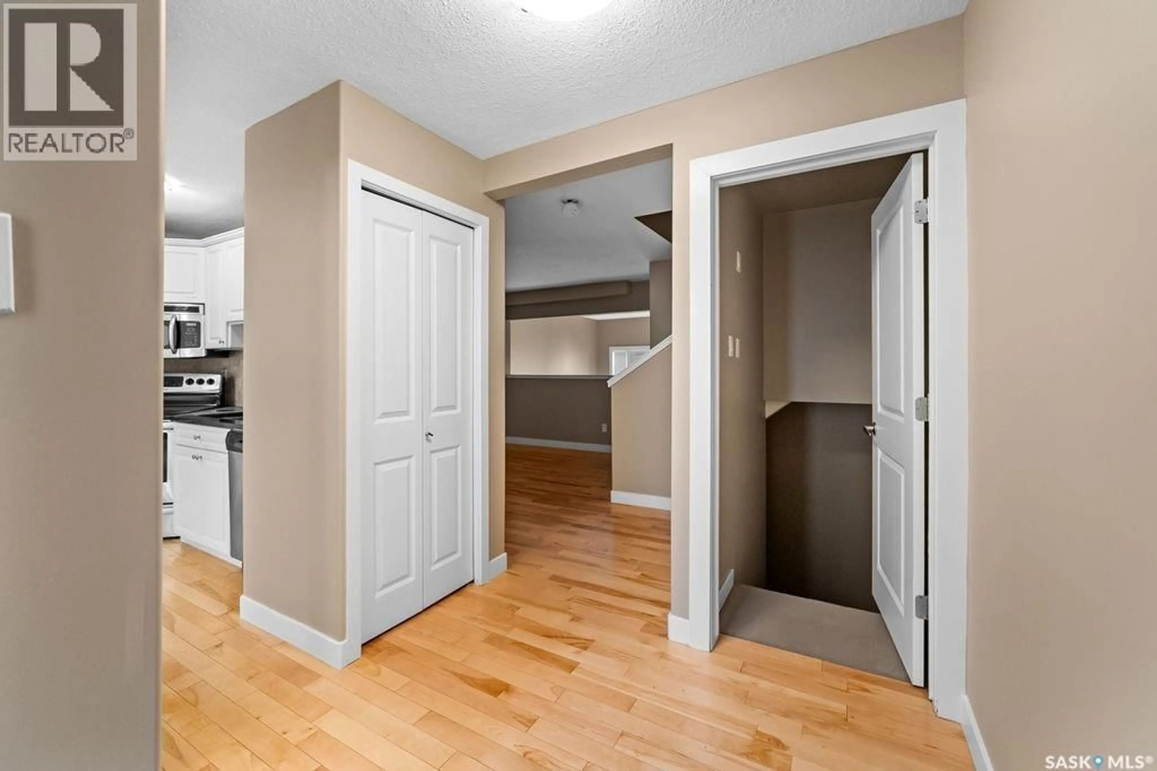 Indoor entryway for 24 CANNINGTON MEWS, Regina Saskatchewan S4S5Z7