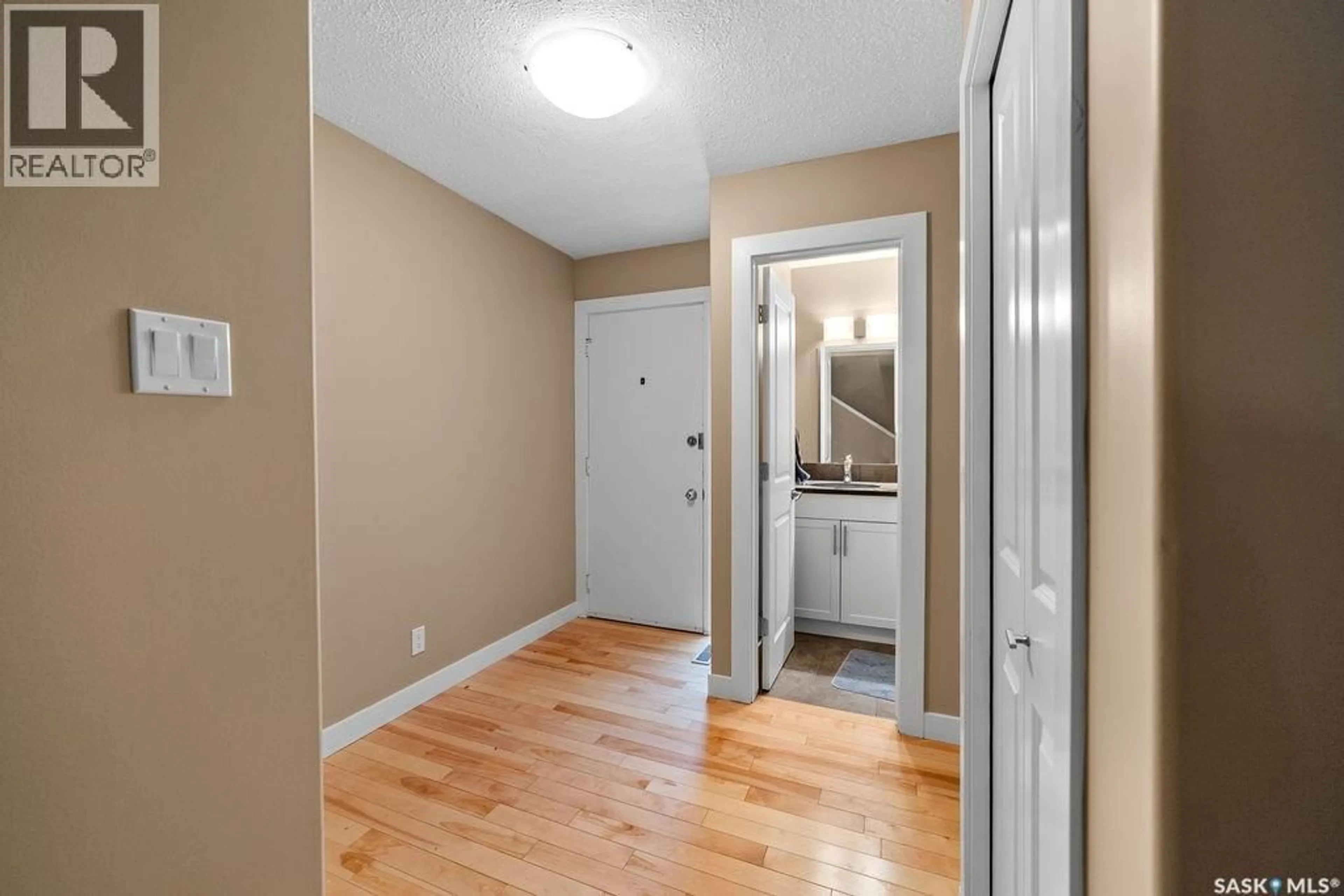 Indoor entryway for 24 CANNINGTON MEWS, Regina Saskatchewan S4S5Z7
