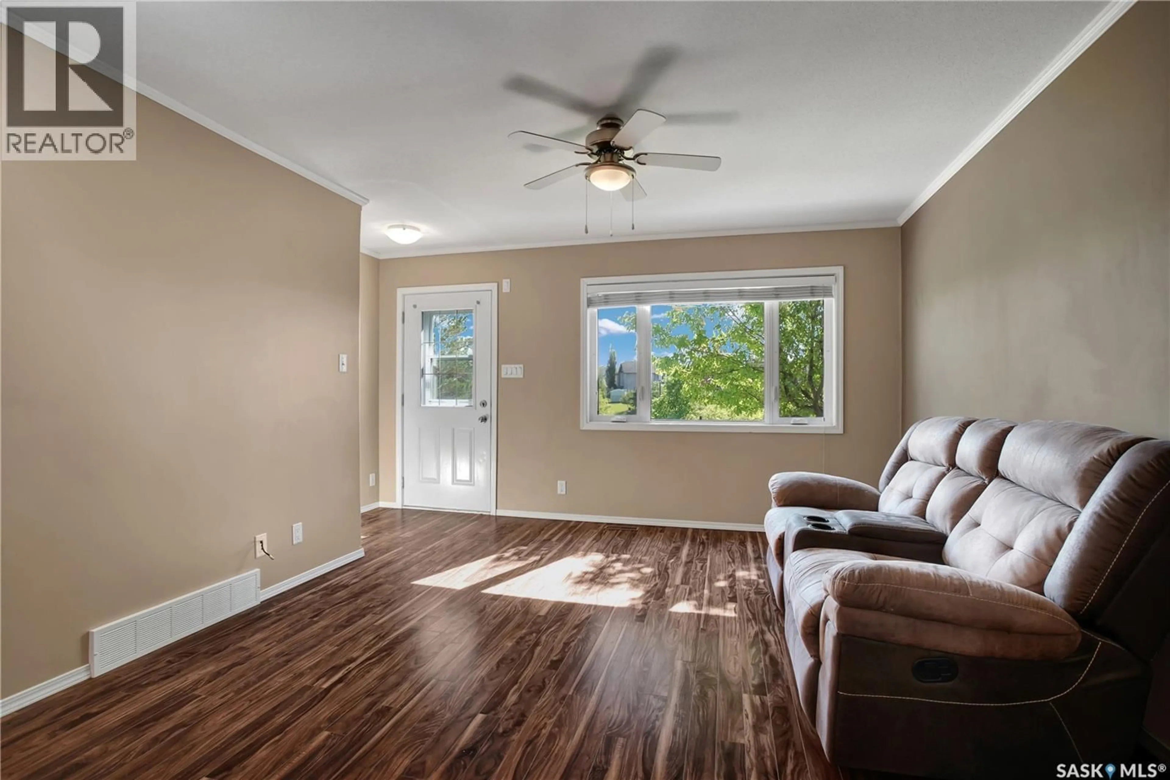 Living room with furniture, wood/laminate floor for 307 - 1022 HAMPTON CIRCLE, Saskatoon Saskatchewan S7R0K4