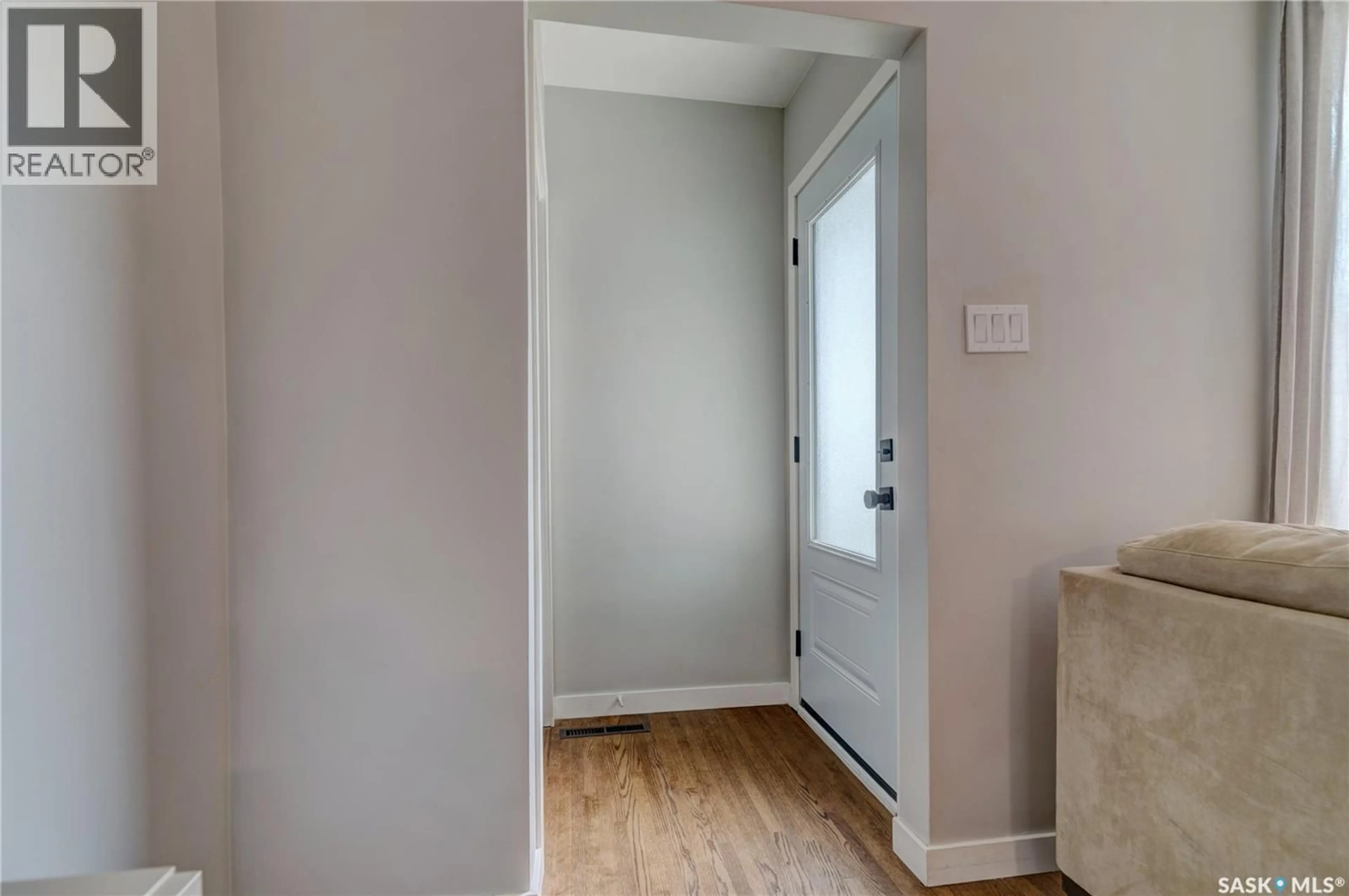 Indoor entryway for 2552 ELLIOTT STREET, Regina Saskatchewan S4N3H5