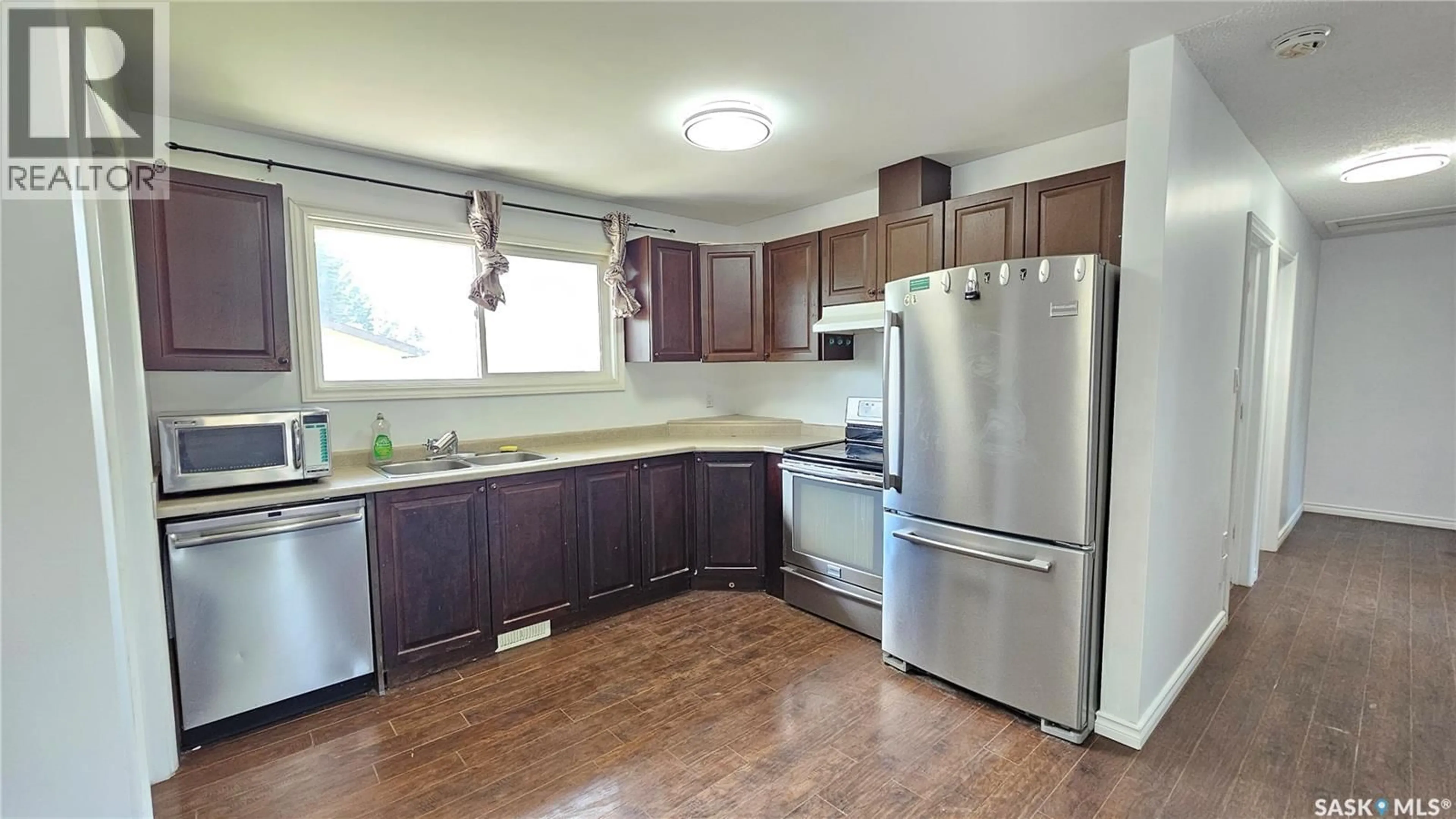 Standard kitchen, wood/laminate floor for 3879 MIYO-WÂHKÔHTOWIN ROAD, Saskatoon Saskatchewan S7L5T1