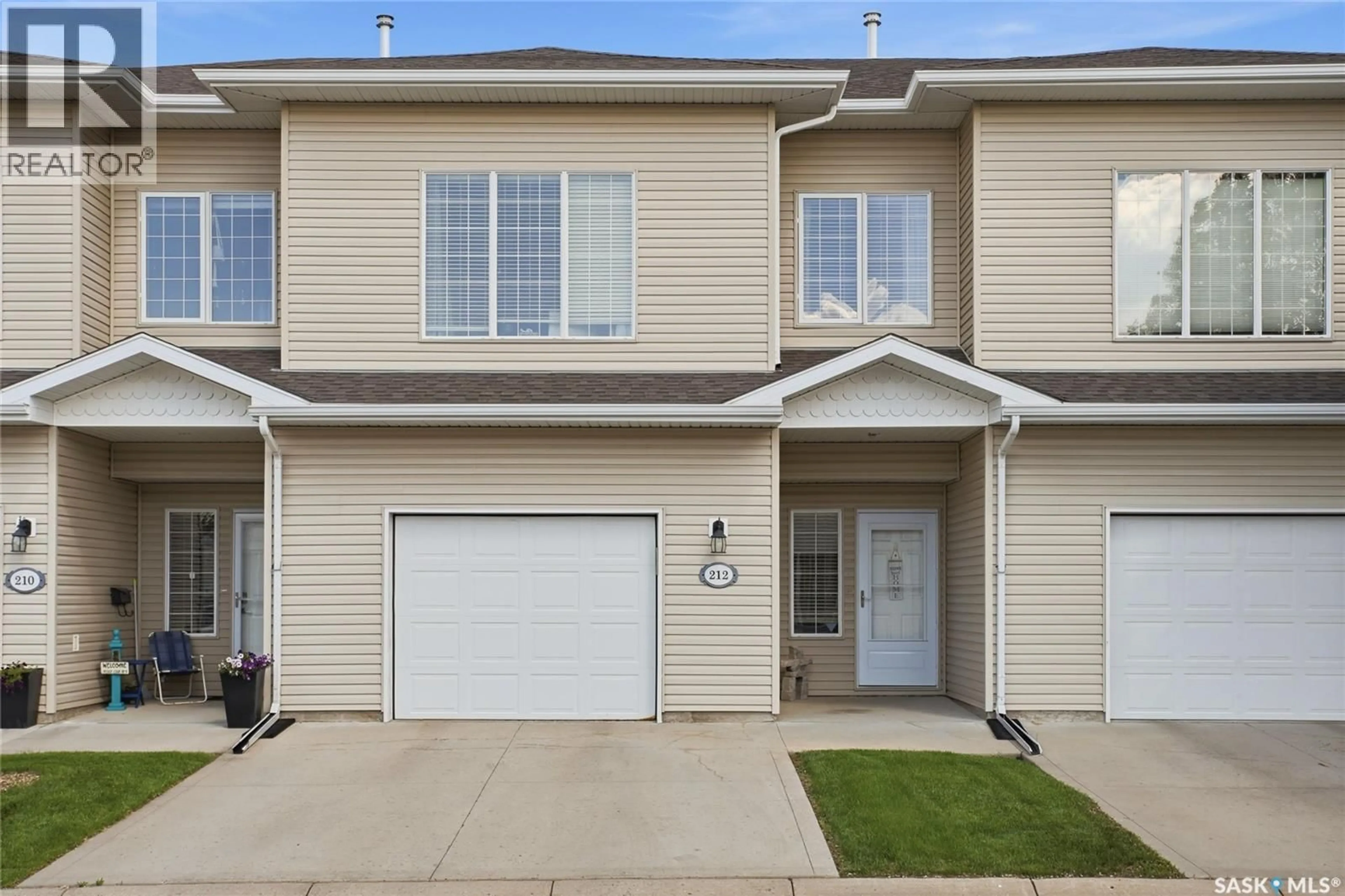 Home with vinyl exterior material, street for 212 MOUNT ROYAL PLACE, Regina Saskatchewan S4T7X9