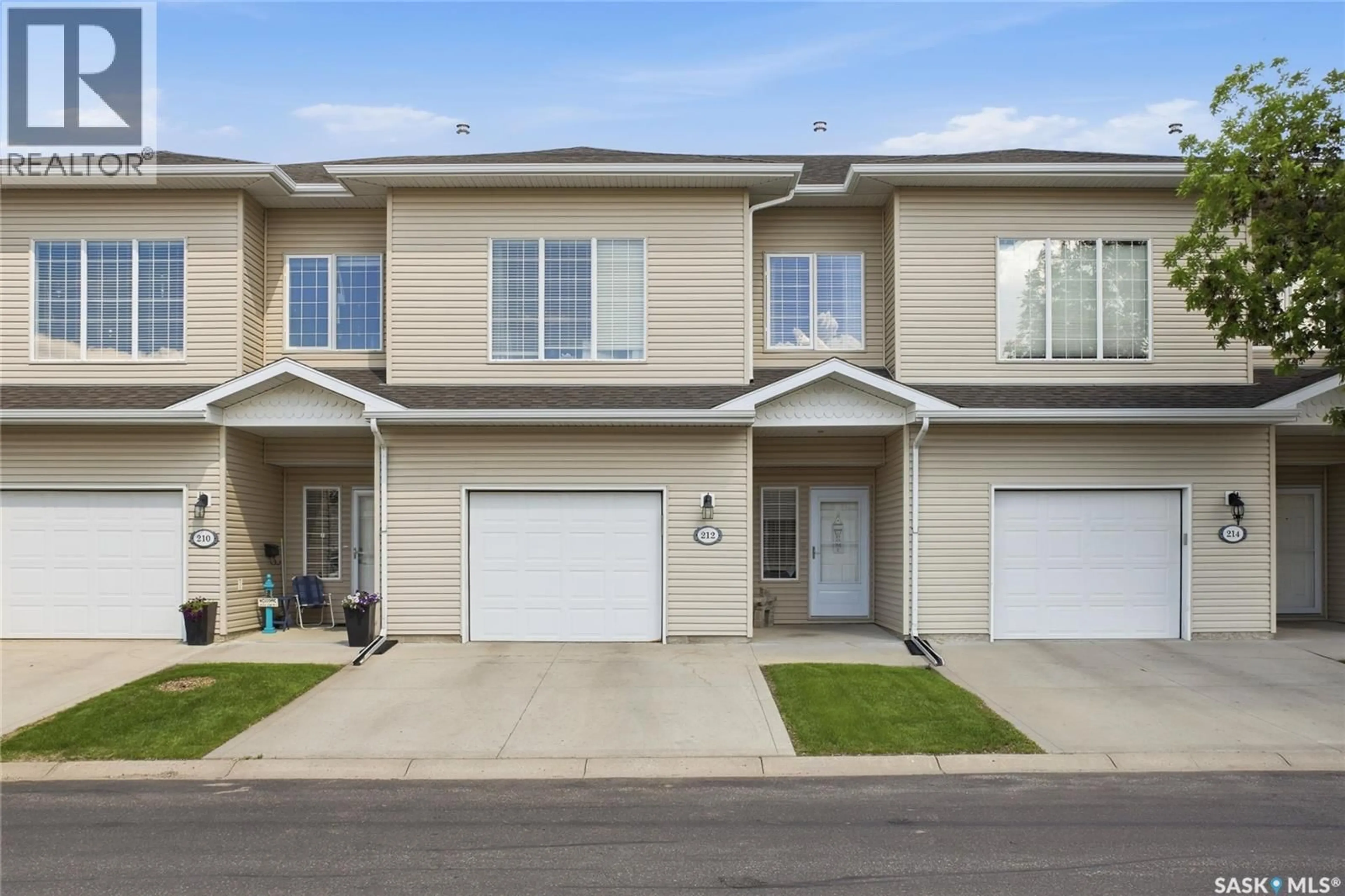 Home with vinyl exterior material, street for 212 MOUNT ROYAL PLACE, Regina Saskatchewan S4T7X9