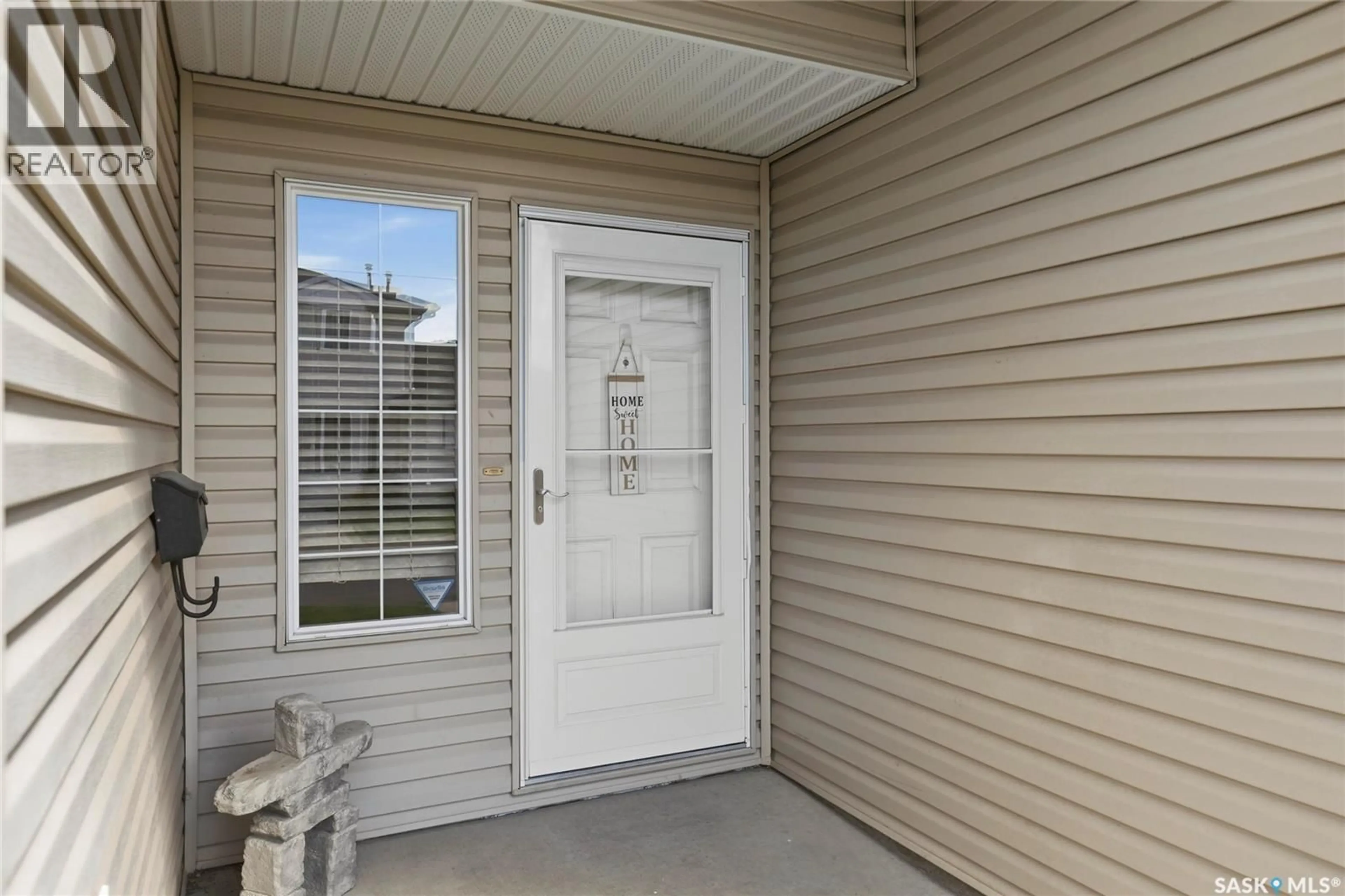 Indoor entryway for 212 MOUNT ROYAL PLACE, Regina Saskatchewan S4T7X9