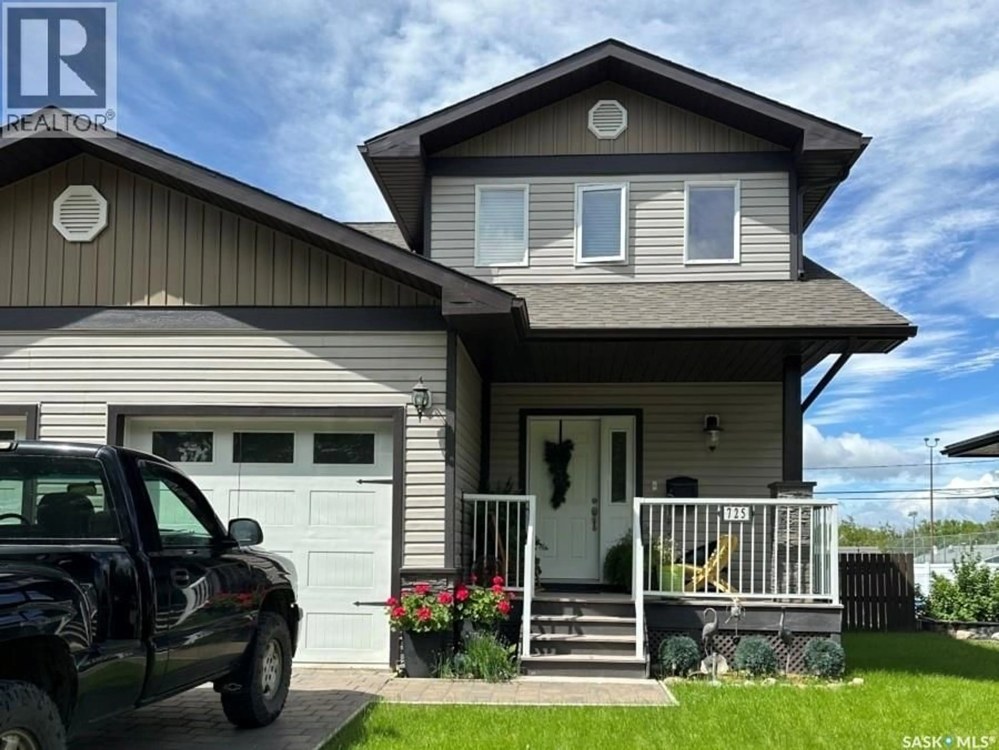 Home with vinyl exterior material, street for 725 CENTRE STREET, Shaunavon Saskatchewan S0N0M0