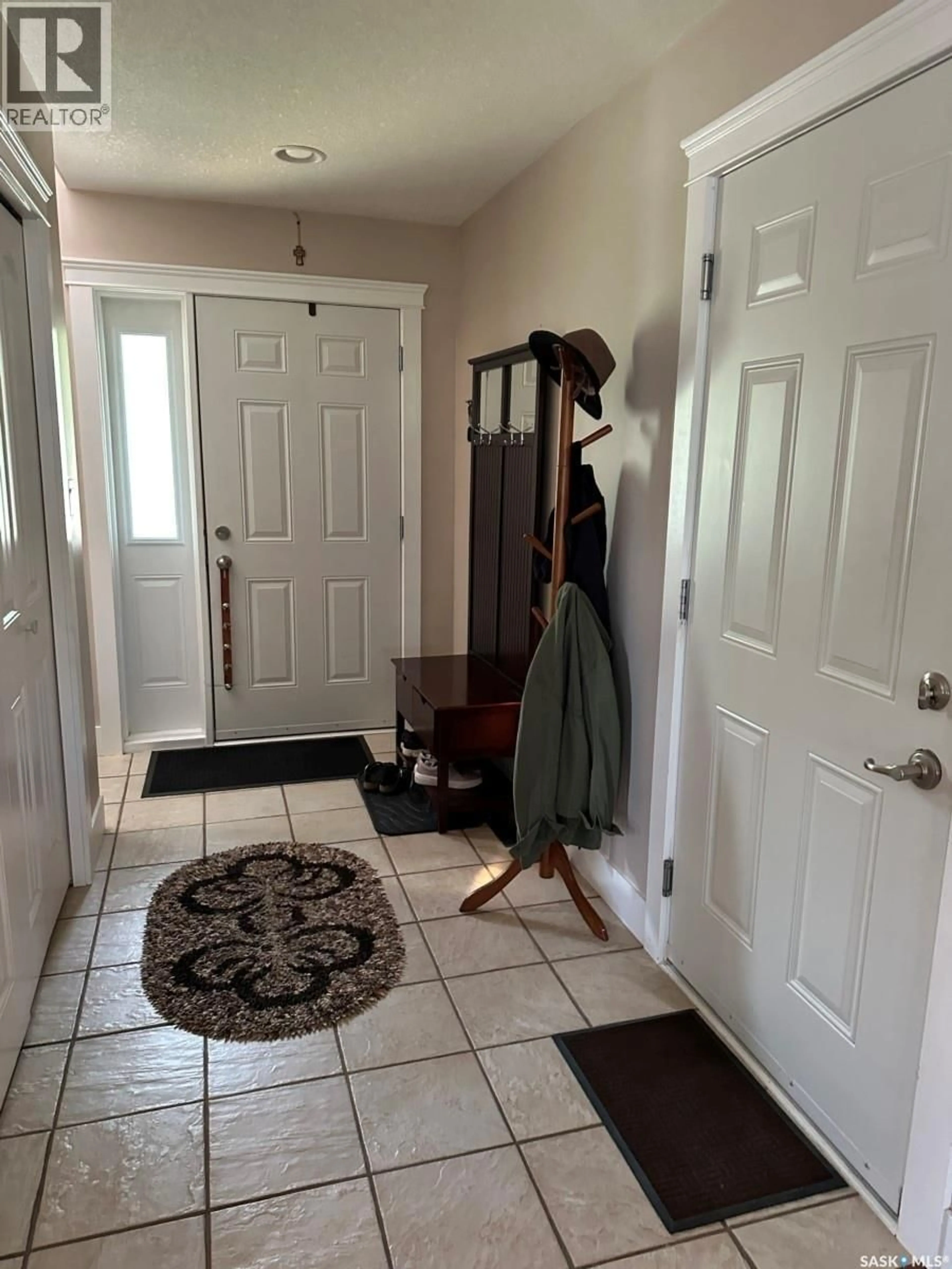 Indoor entryway for 725 CENTRE STREET, Shaunavon Saskatchewan S0N0M0