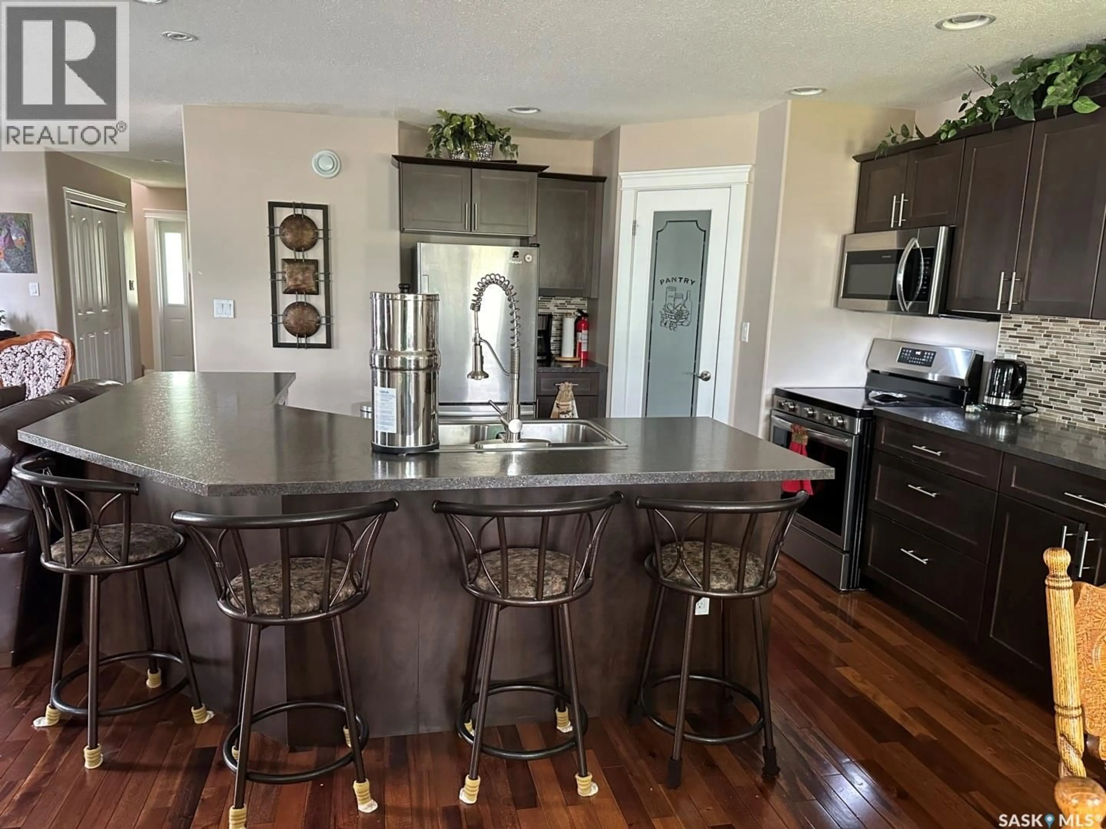 Open concept kitchen, unknown for 725 CENTRE STREET, Shaunavon Saskatchewan S0N0M0