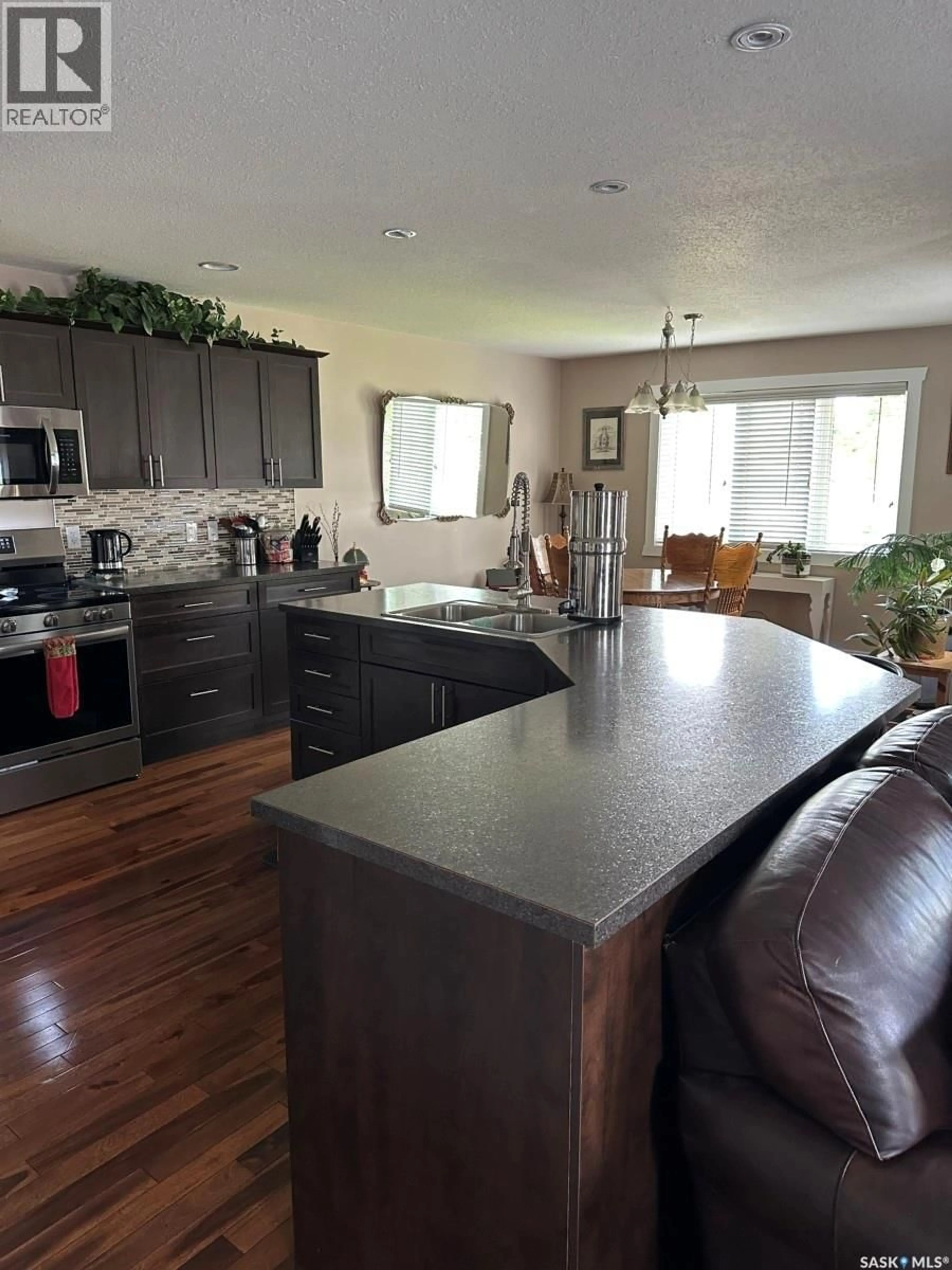 Open concept kitchen, unknown for 725 CENTRE STREET, Shaunavon Saskatchewan S0N0M0