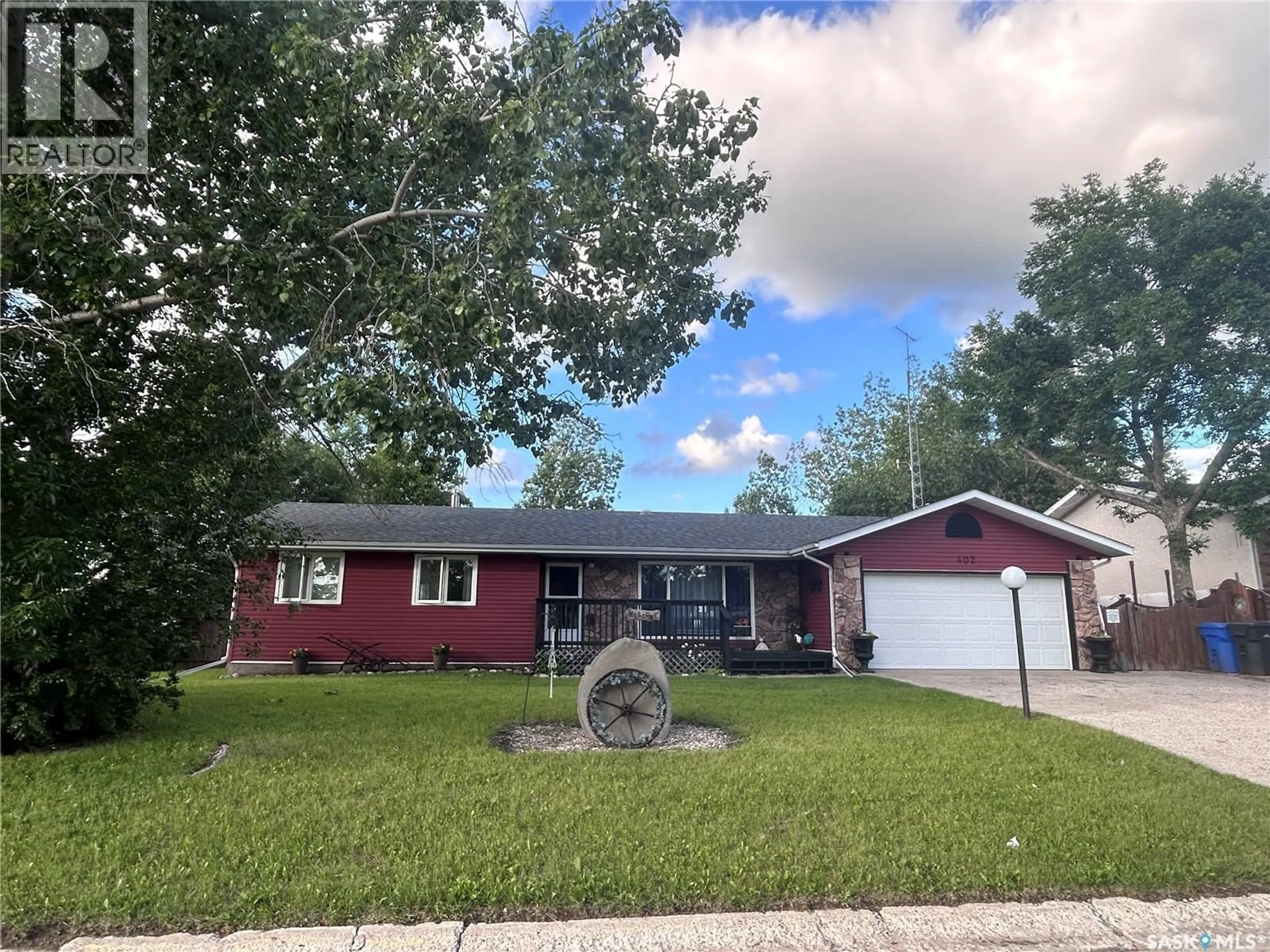 Home with vinyl exterior material, street for 402 - 402 1ST STREET, Lampman Saskatchewan S0C1N0