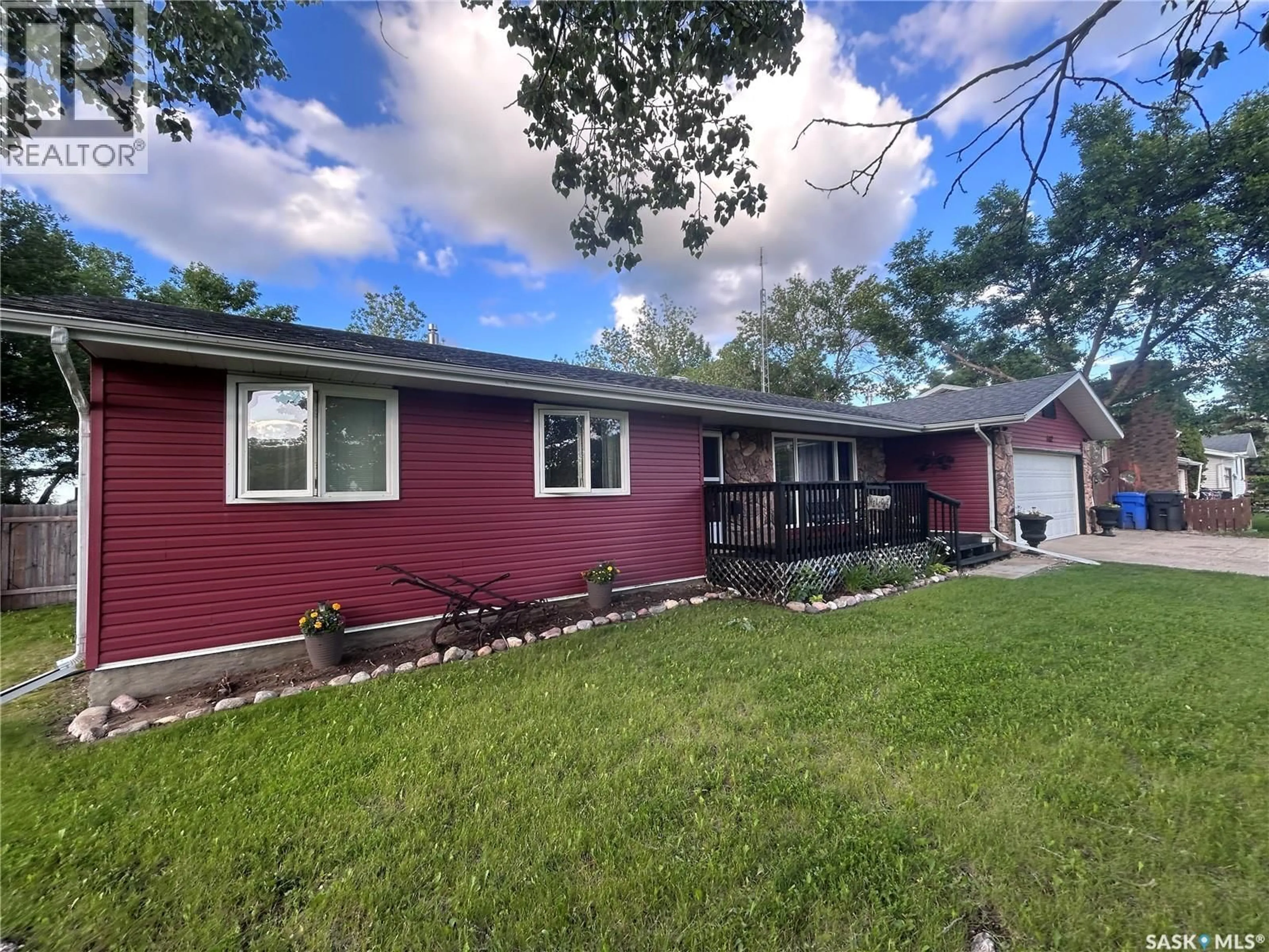 Home with vinyl exterior material, street for 402 - 402 1ST STREET, Lampman Saskatchewan S0C1N0