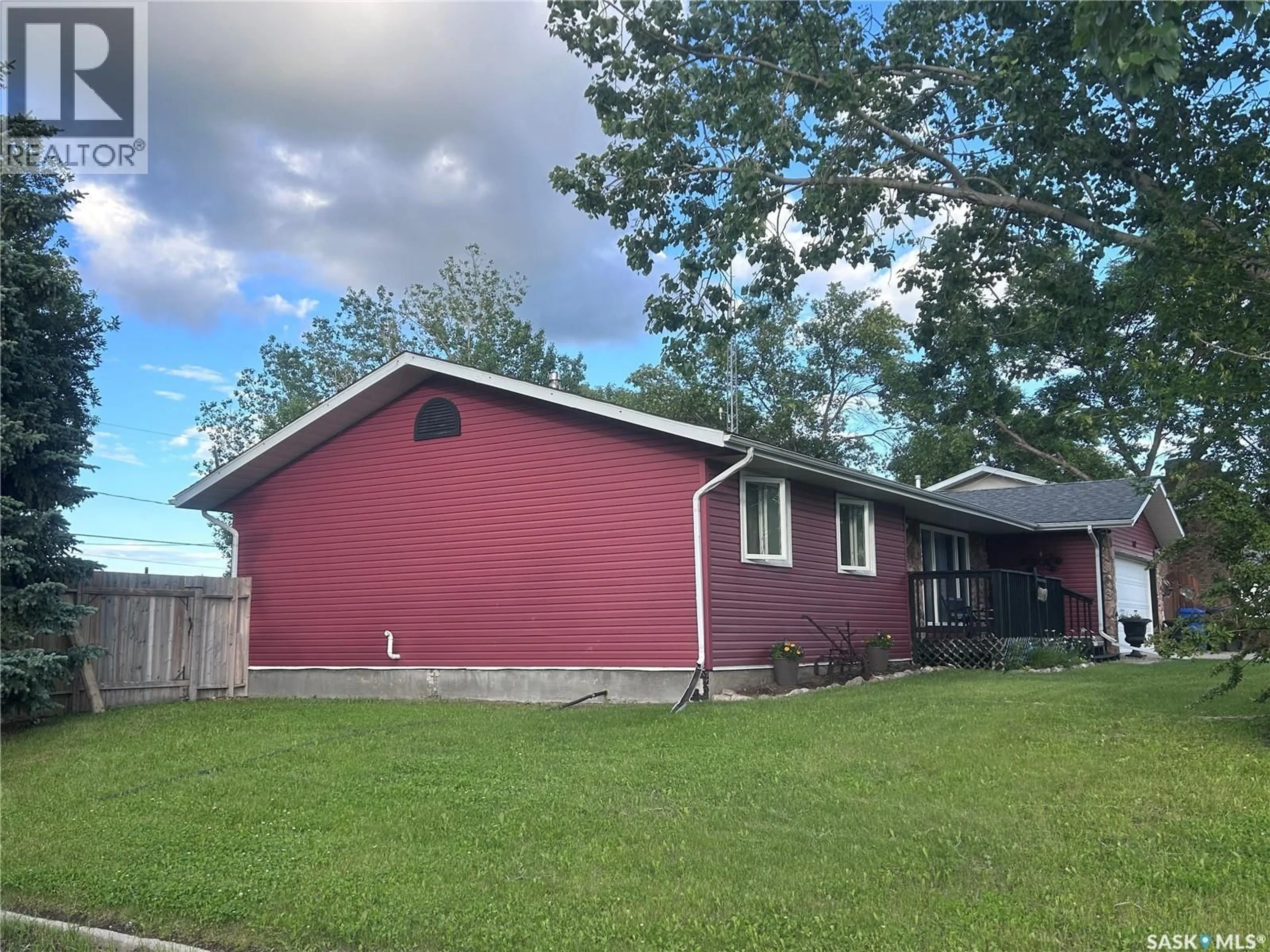 Home with vinyl exterior material, street for 402 - 402 1ST STREET, Lampman Saskatchewan S0C1N0