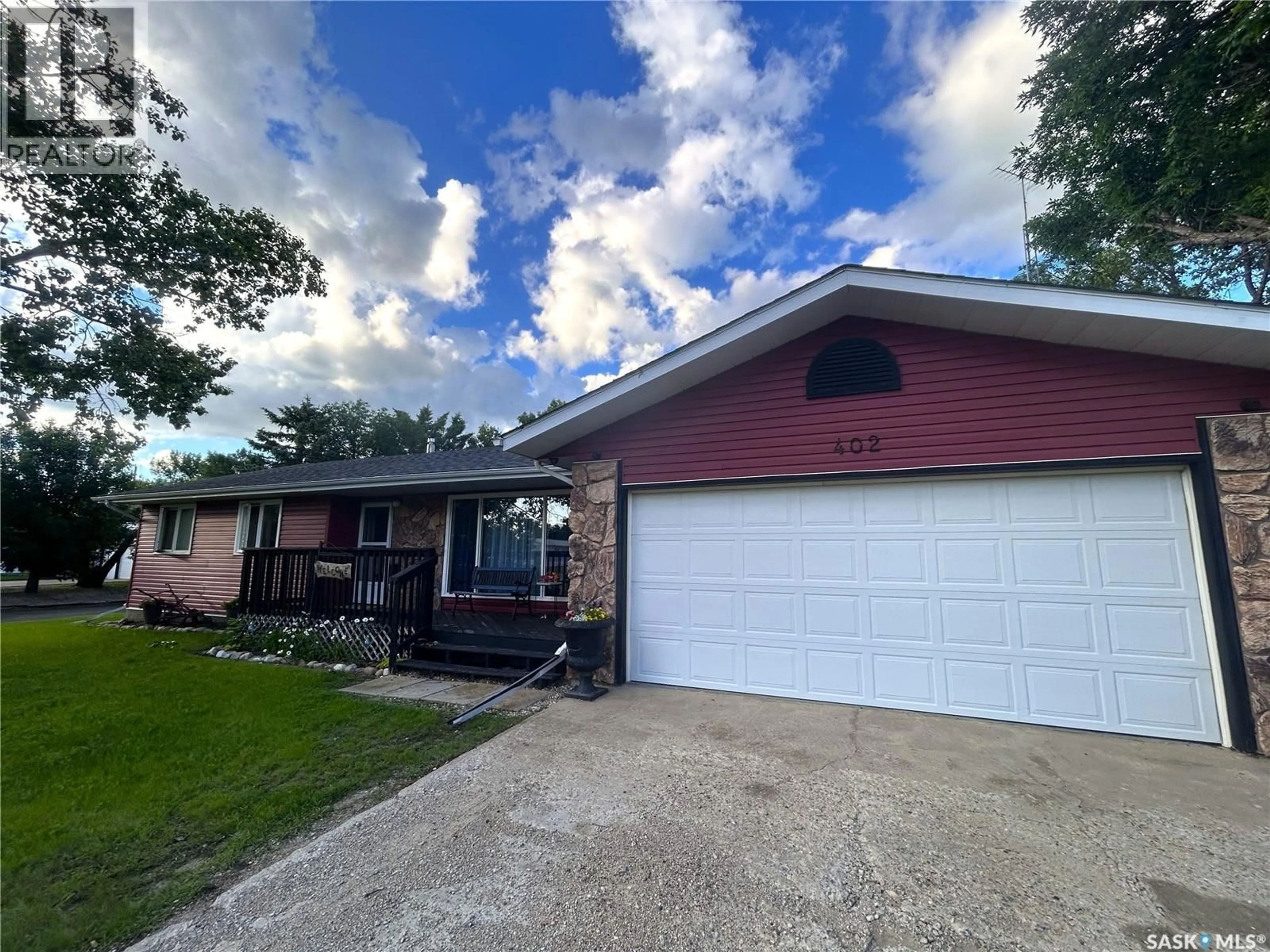 Home with vinyl exterior material, street for 402 - 402 1ST STREET, Lampman Saskatchewan S0C1N0