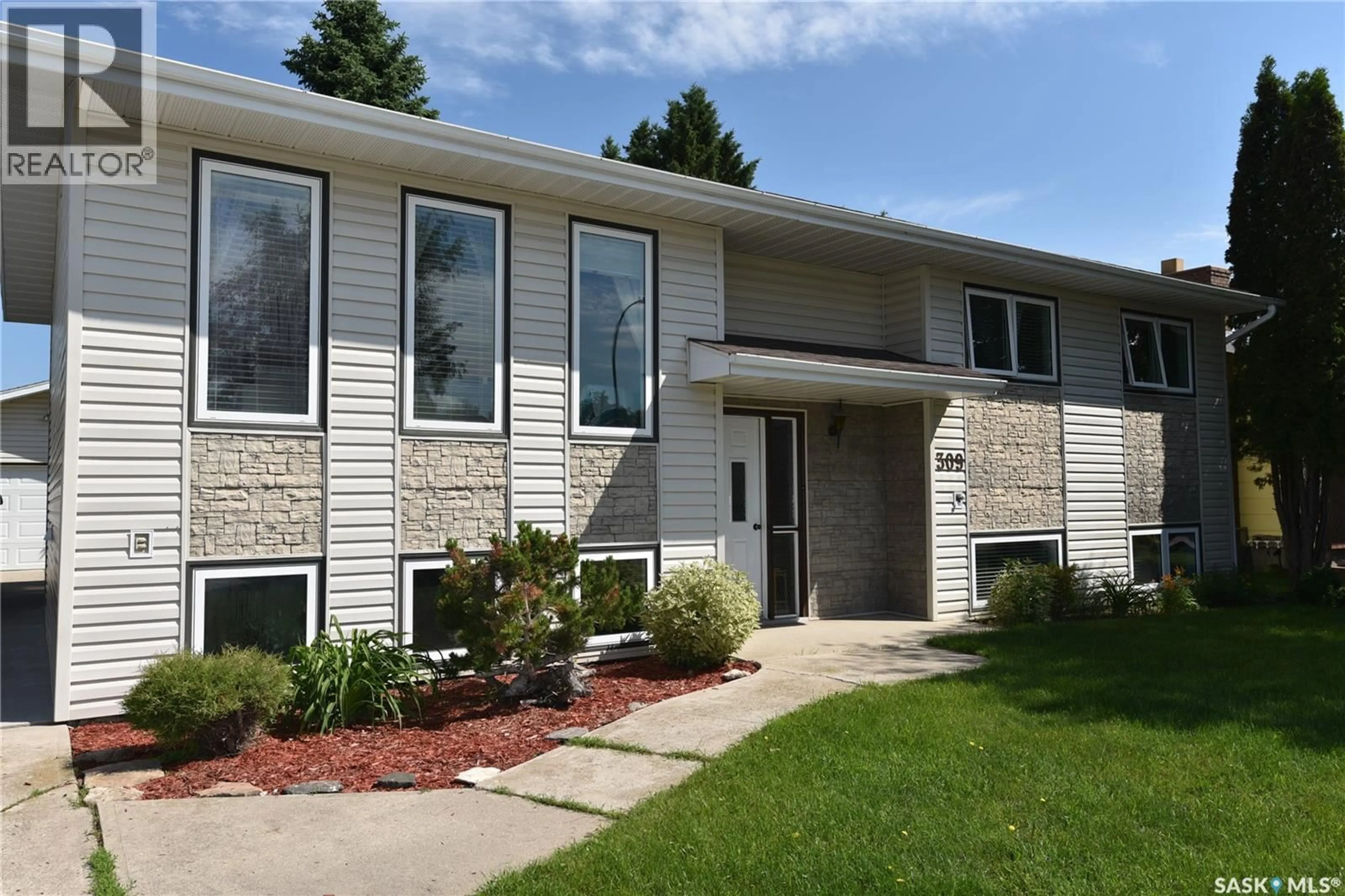 Home with vinyl exterior material, street for 309 WATSON CRESCENT, Nipawin Saskatchewan S0E1E0