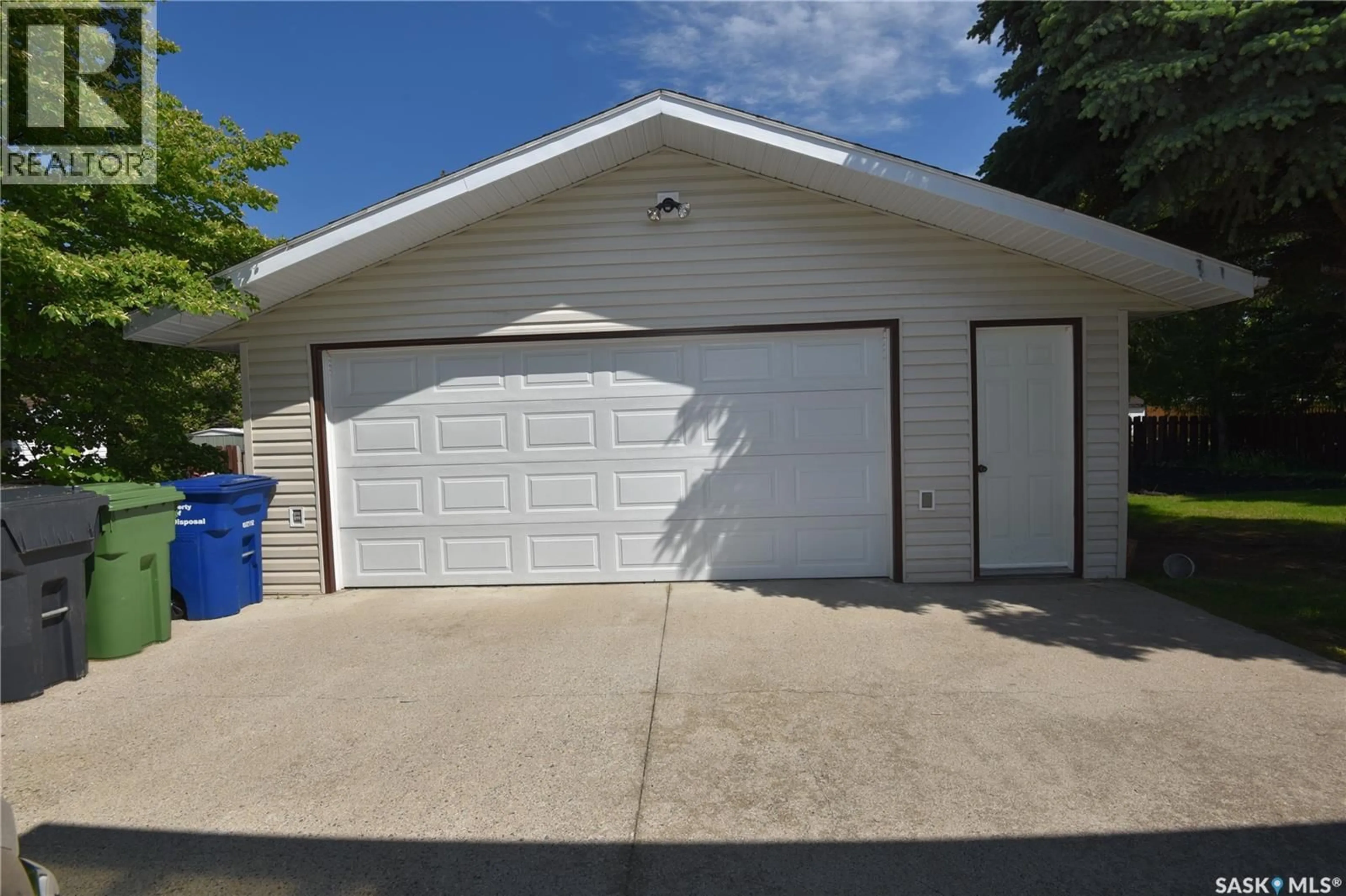 Indoor garage for 309 WATSON CRESCENT, Nipawin Saskatchewan S0E1E0