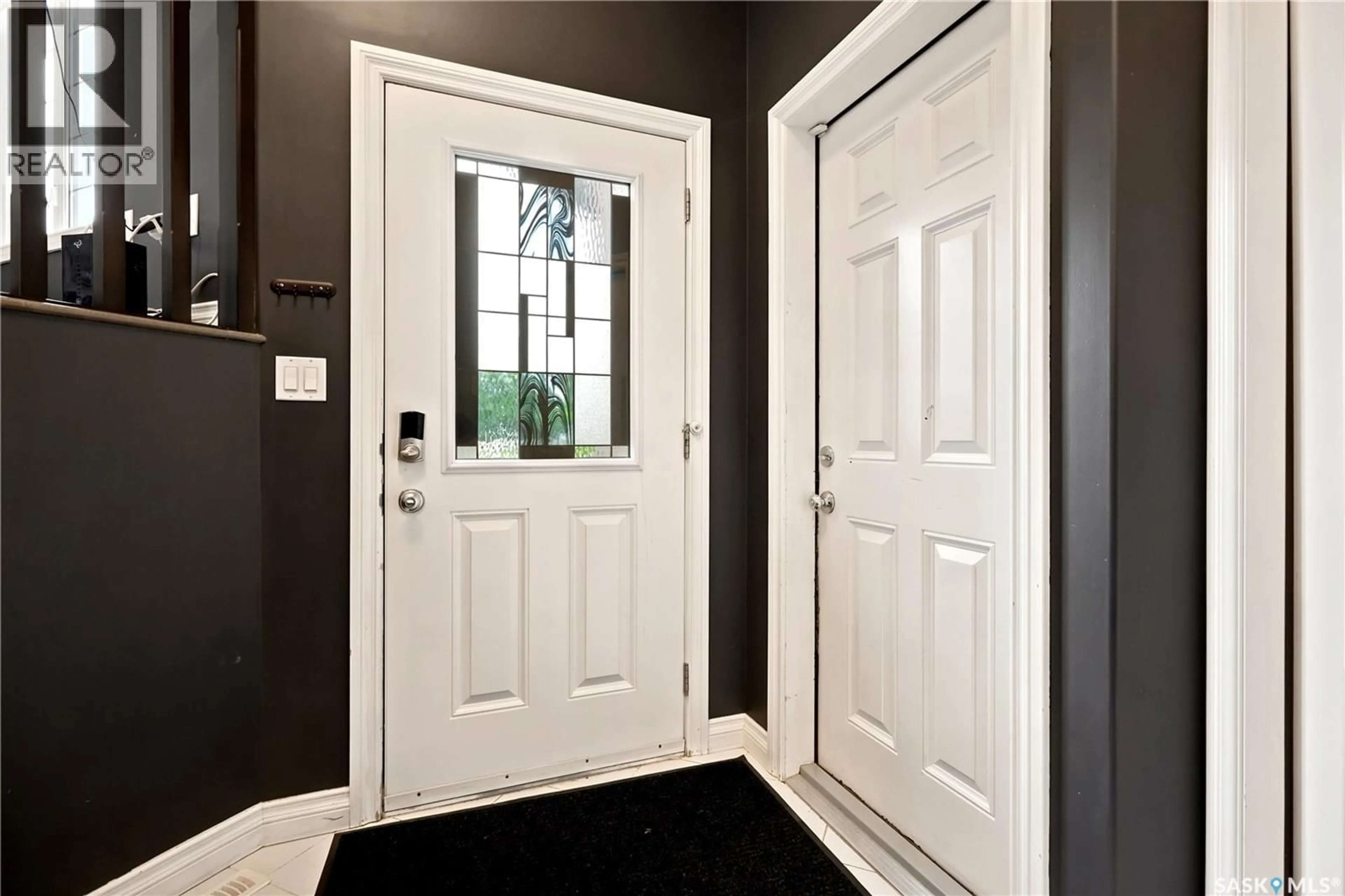 Indoor entryway for 456 5TH AVENUE, Pilot Butte Saskatchewan S0G3Z0