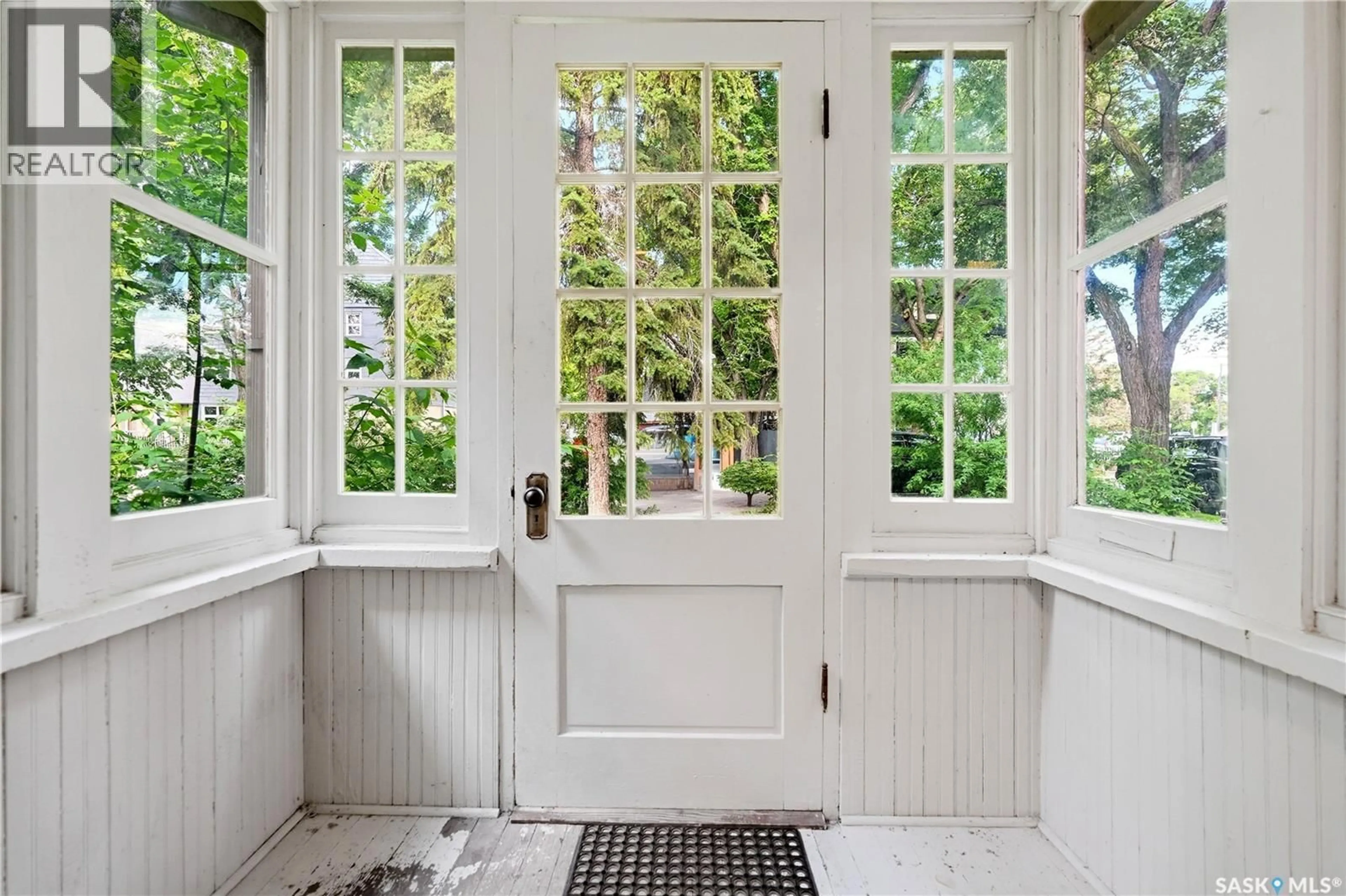 Indoor entryway for 2070 GARNET STREET, Regina Saskatchewan S4T2Z6