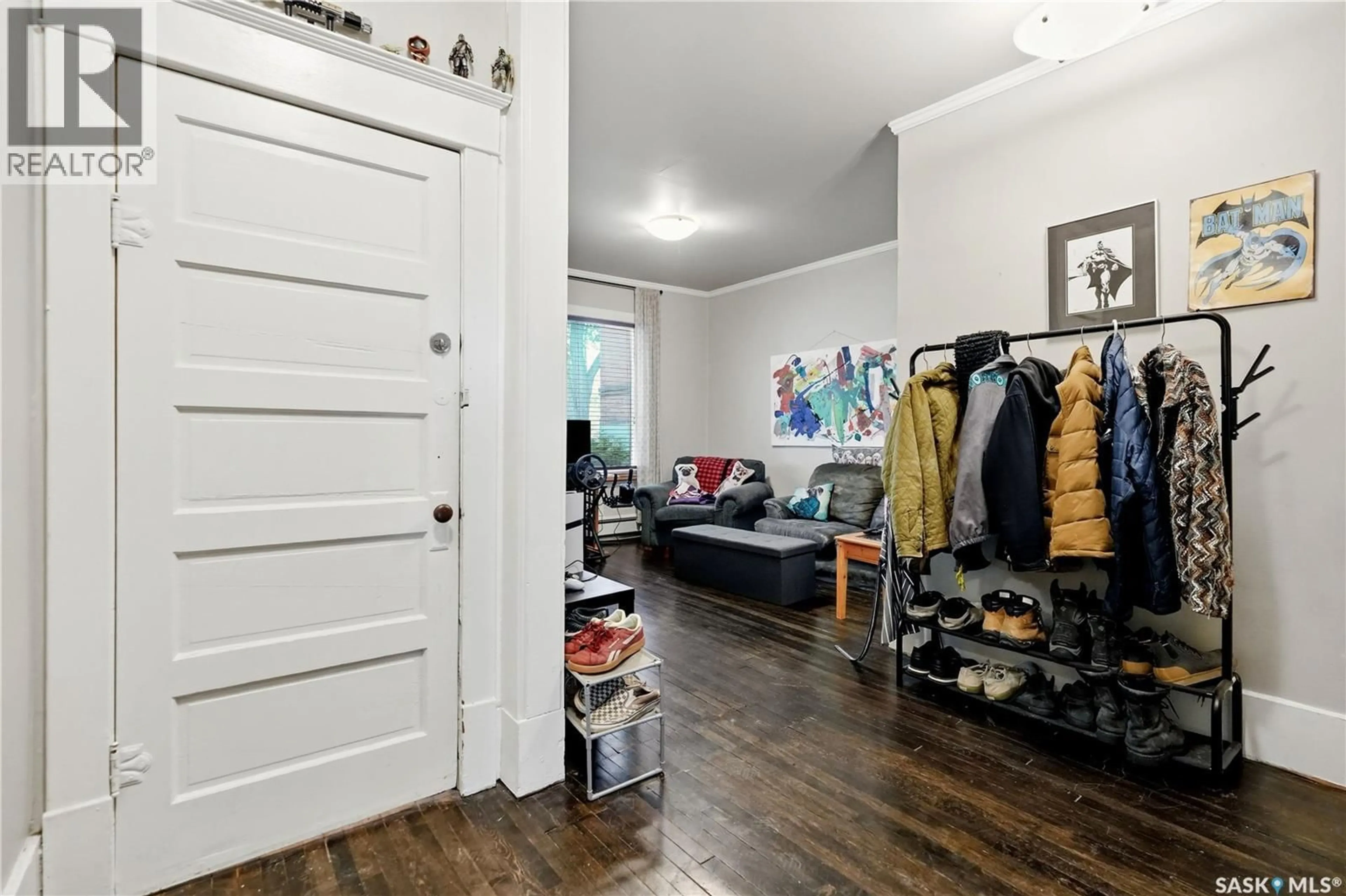 Indoor entryway for 2070 GARNET STREET, Regina Saskatchewan S4T2Z6