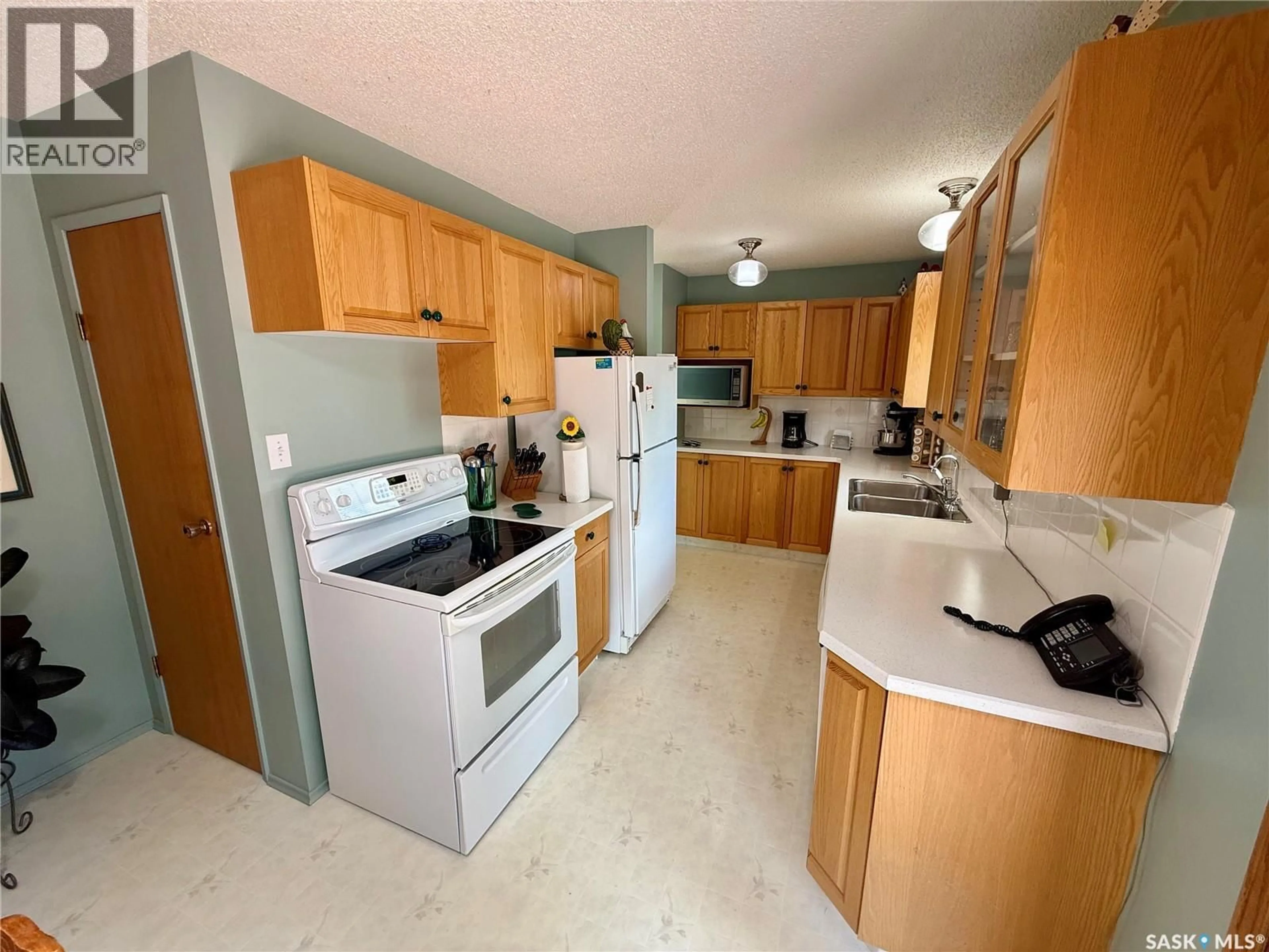 Standard kitchen, unknown for 15 FUHRMANN CRESCENT, Regina Saskatchewan S4R5S4