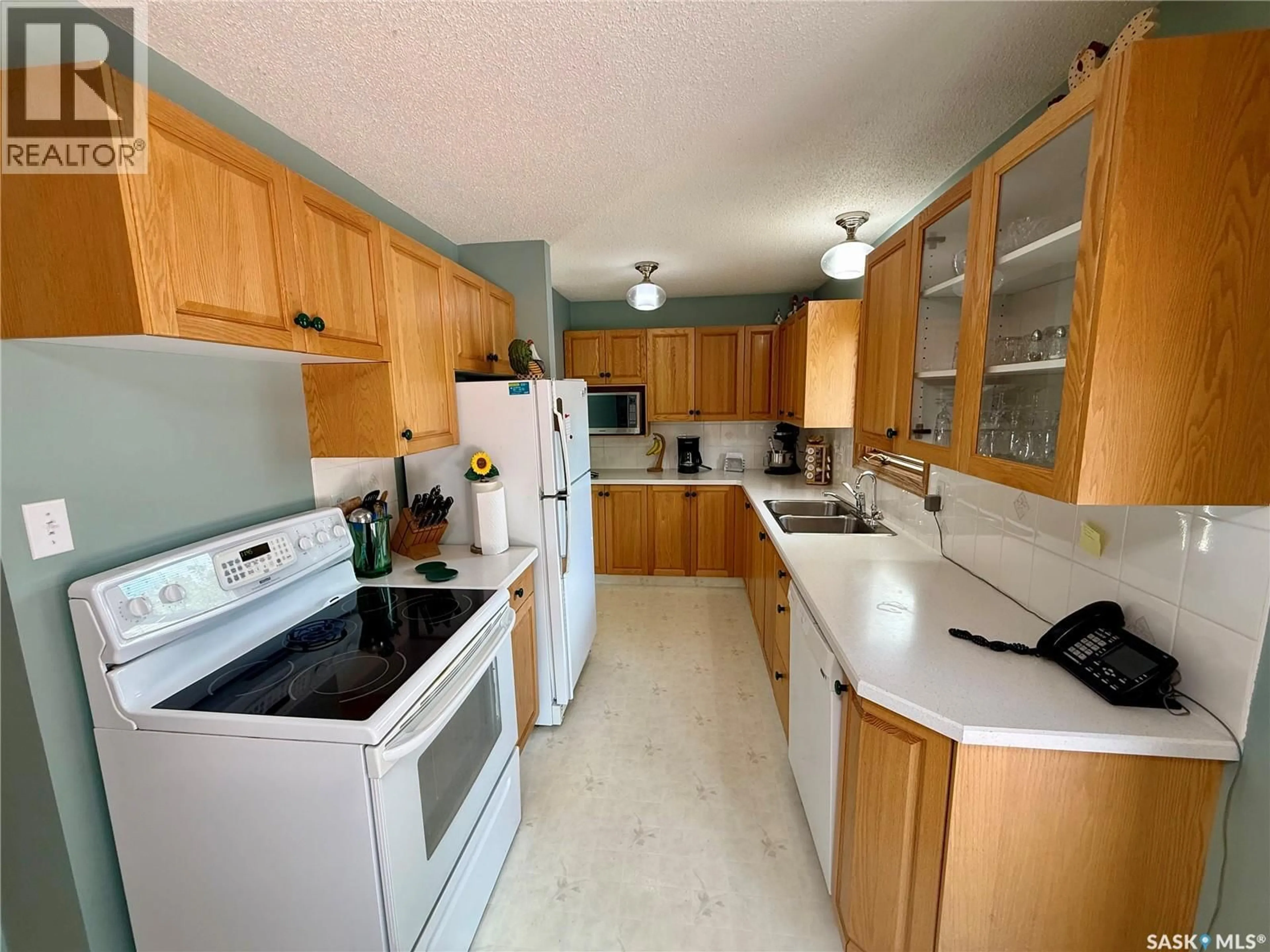 Standard kitchen, unknown for 15 FUHRMANN CRESCENT, Regina Saskatchewan S4R5S4