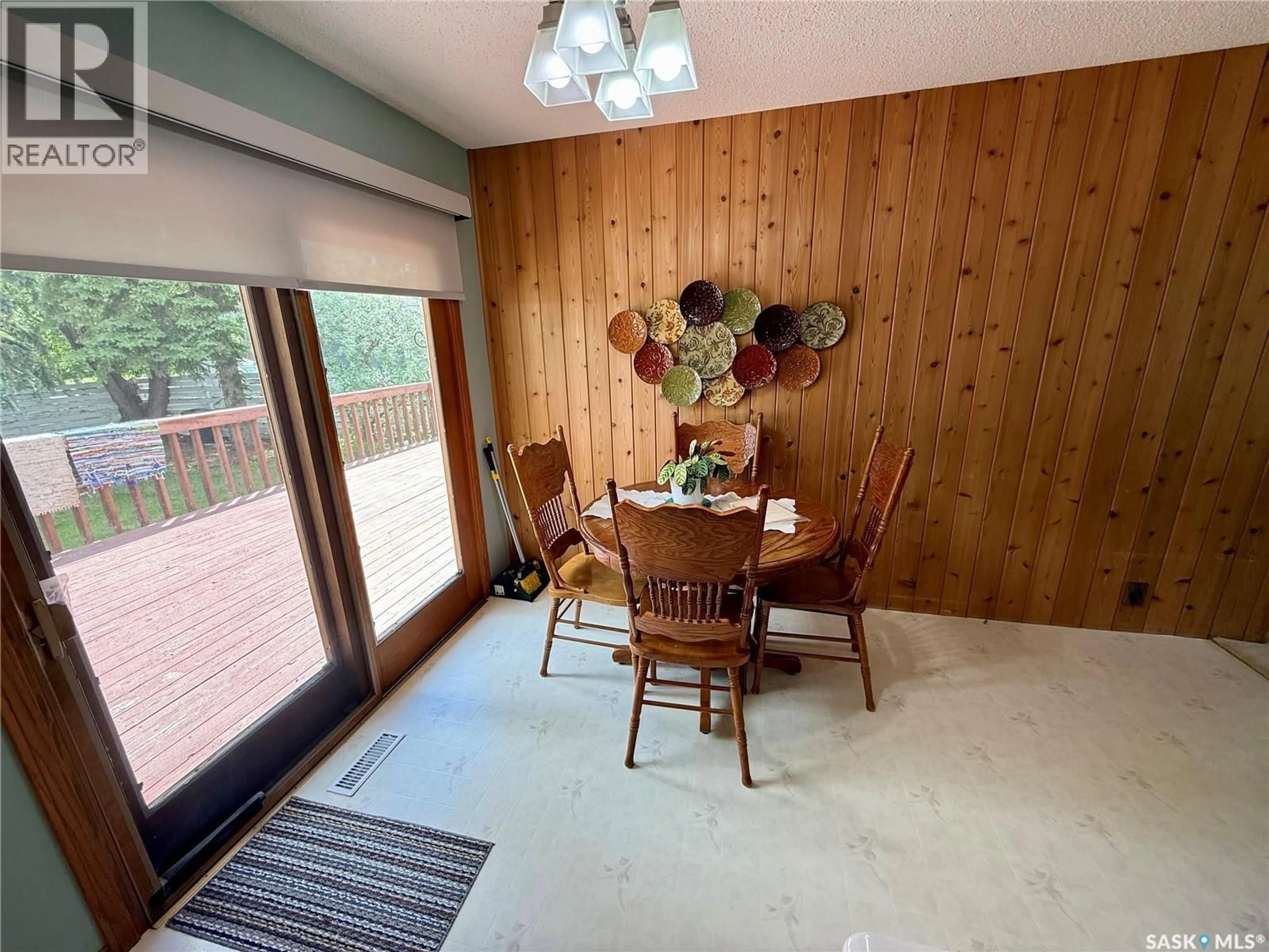 Dining room, wood/laminate floor for 15 FUHRMANN CRESCENT, Regina Saskatchewan S4R5S4