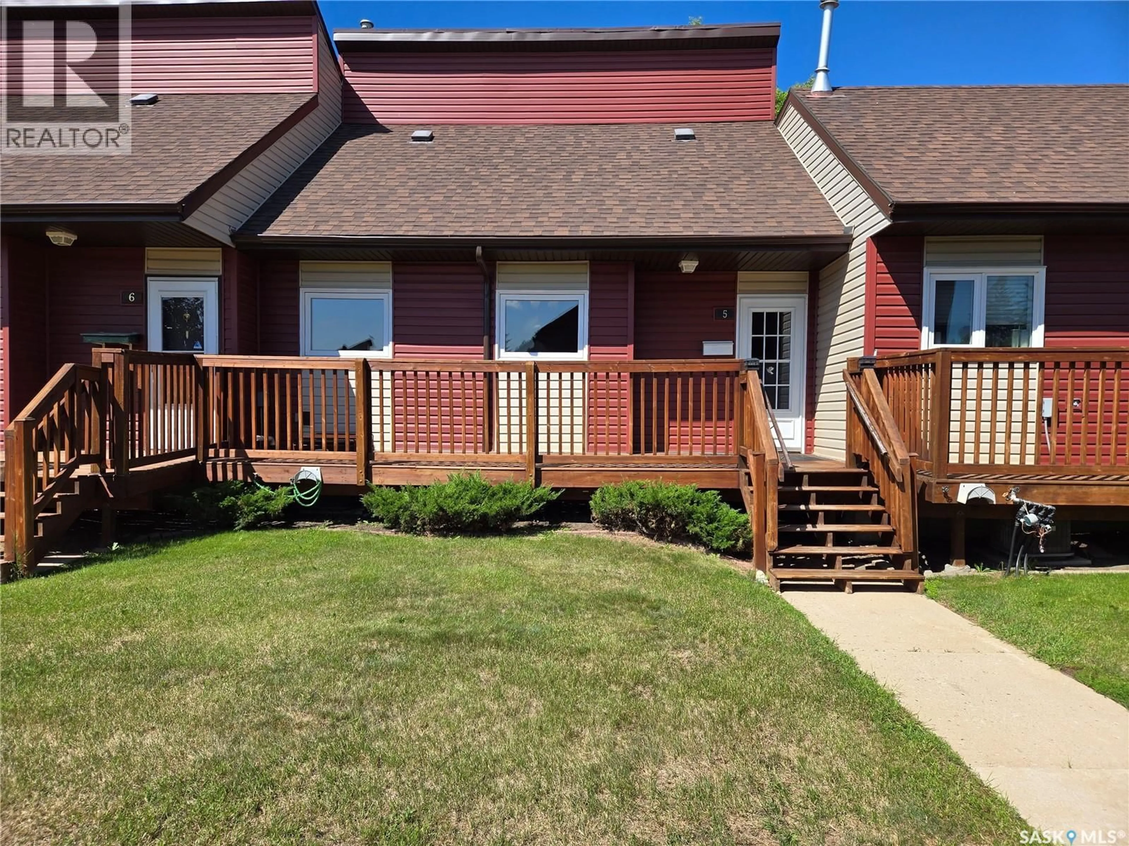 A pic from outside/outdoor area/front of a property/back of a property/a pic from drone, street for 5 PENDYGRASSE ROAD, Saskatoon Saskatchewan S7M4R3