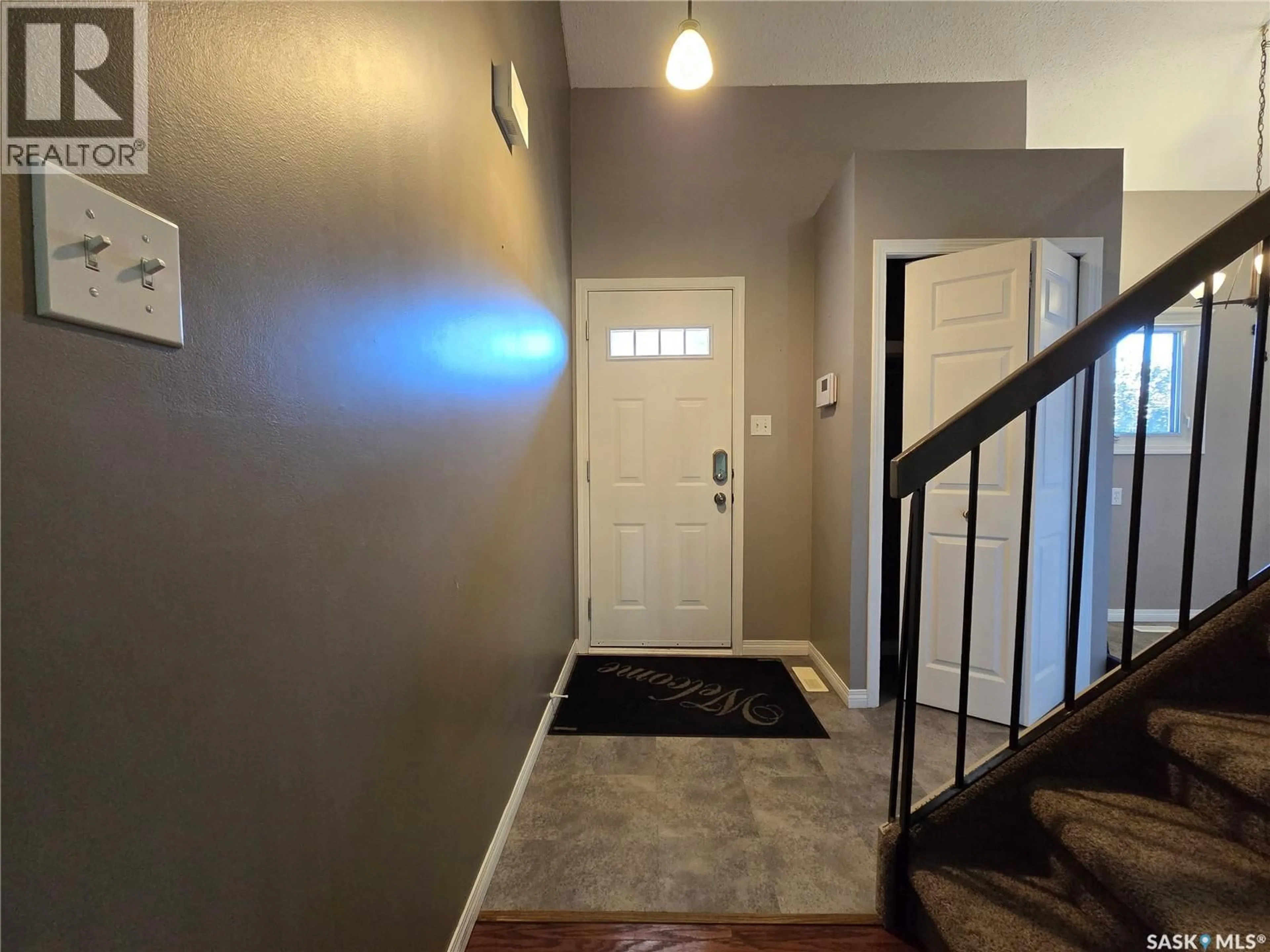Indoor entryway for 5 PENDYGRASSE ROAD, Saskatoon Saskatchewan S7M4R3