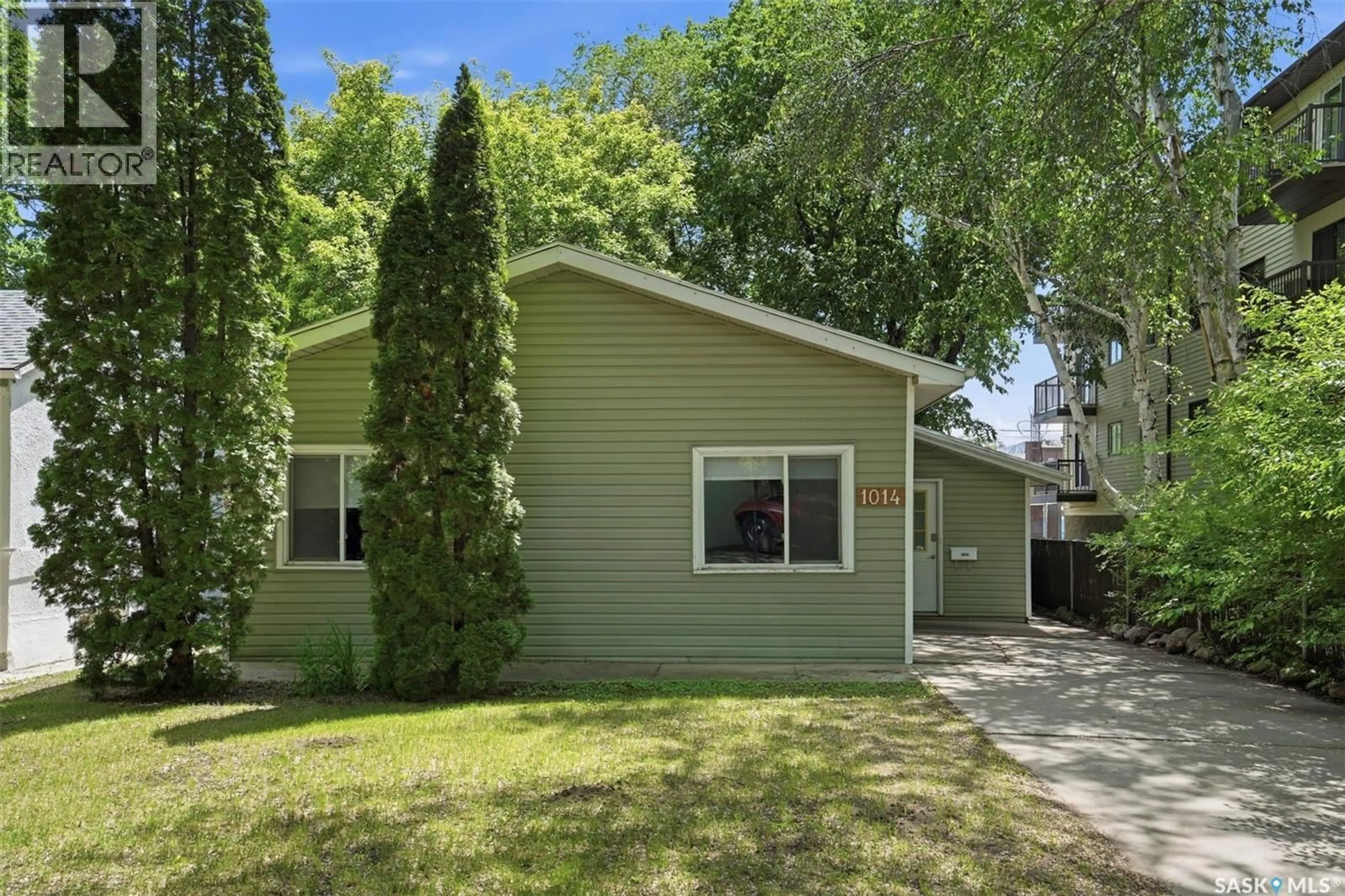 Home with vinyl exterior material, street for 1014 9TH STREET, Saskatoon Saskatchewan S7H0N2