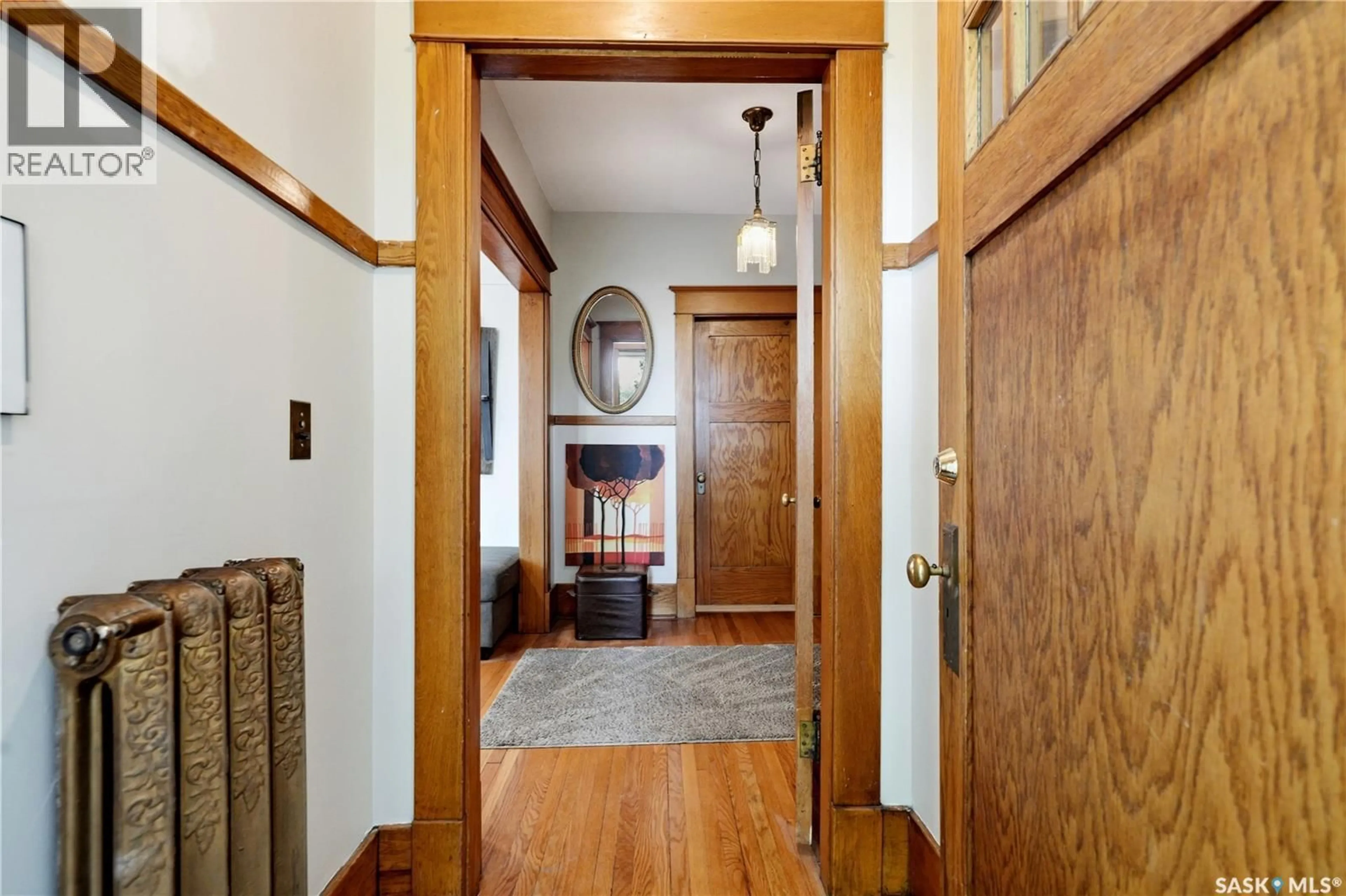 Indoor foyer for 606 BEDFORD ROAD, Saskatoon Saskatchewan S7L0E8
