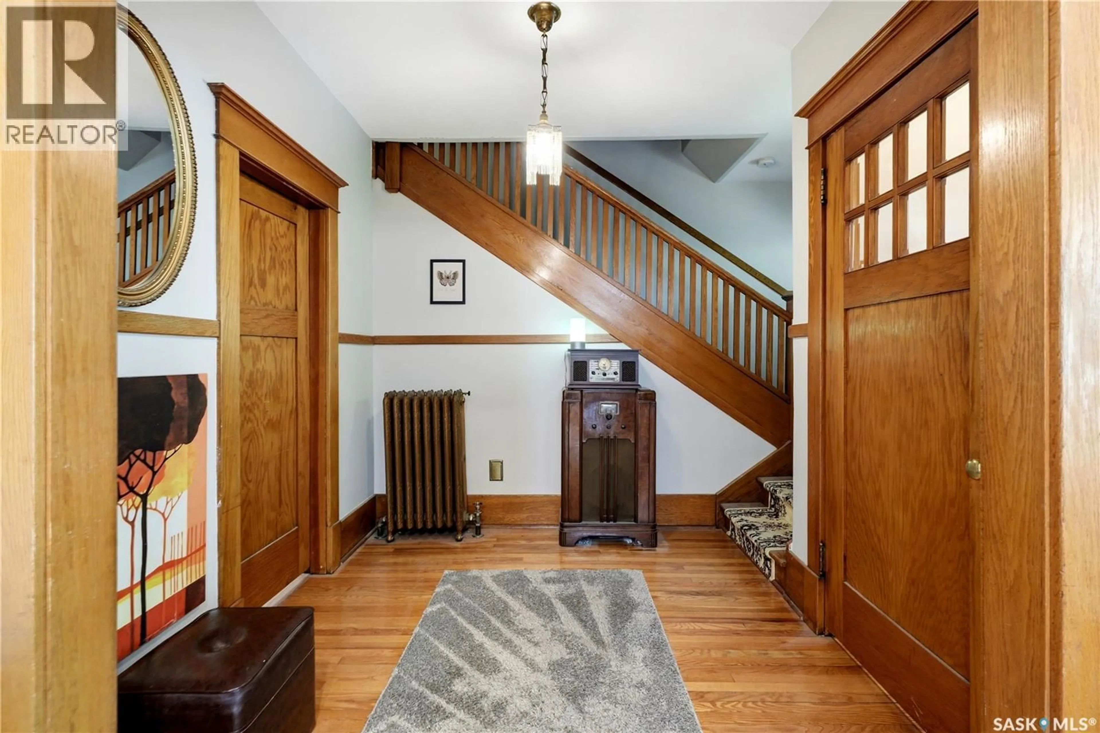 Indoor foyer for 606 BEDFORD ROAD, Saskatoon Saskatchewan S7L0E8