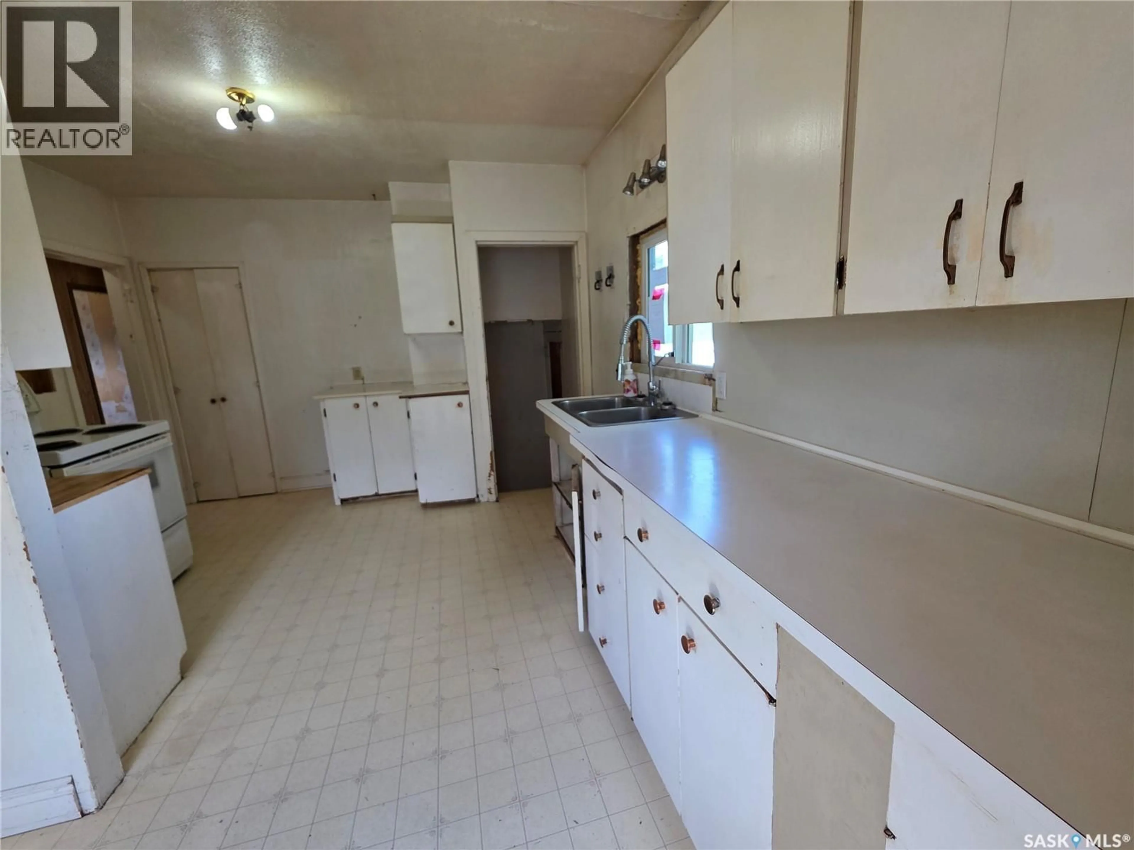 Standard kitchen, unknown for 89 8TH AVENUE, Swift Current Saskatchewan S9H2P2