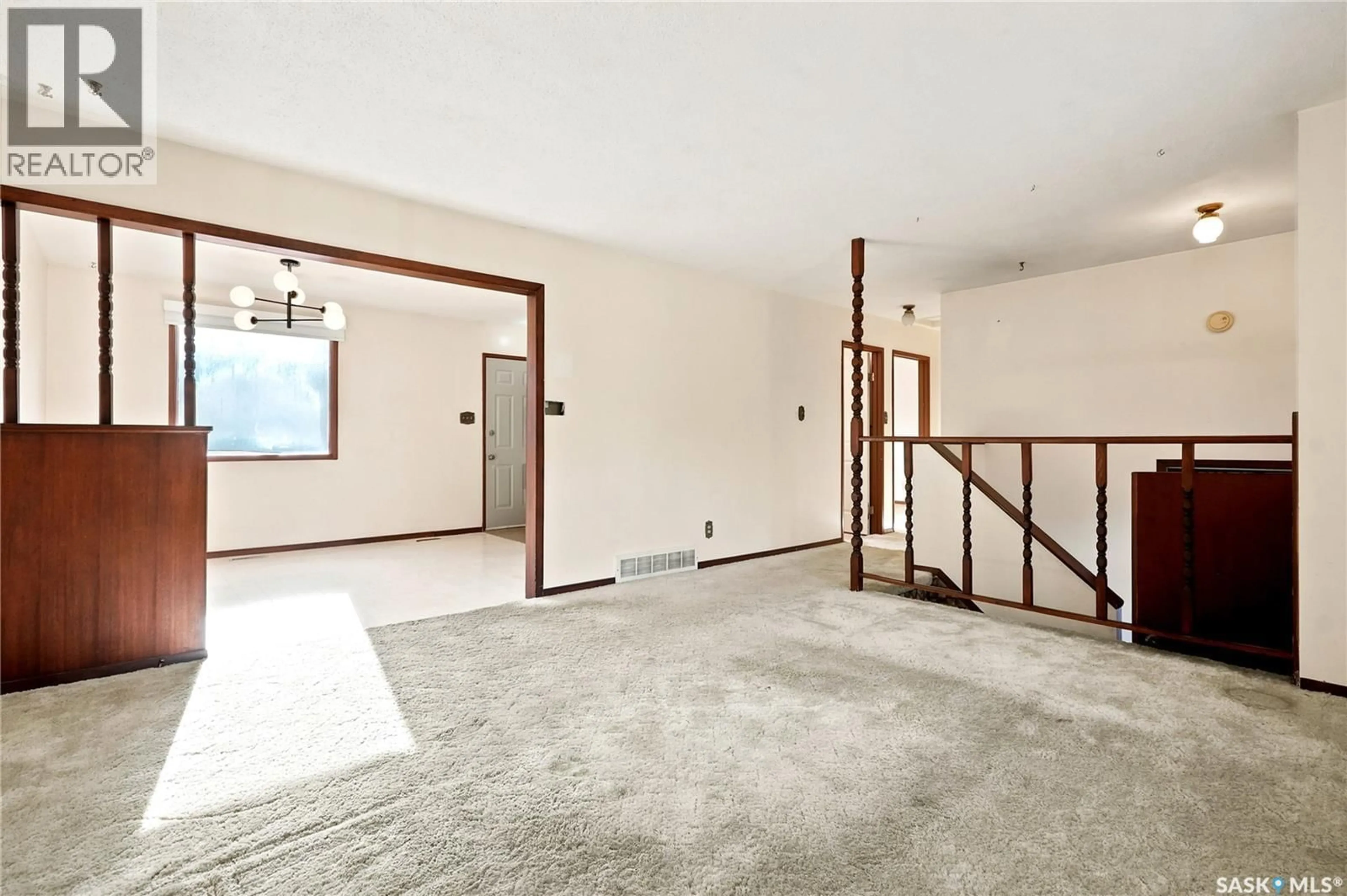 Indoor foyer for 149 WESTERN CRESCENT, Saskatoon Saskatchewan S7H4J4