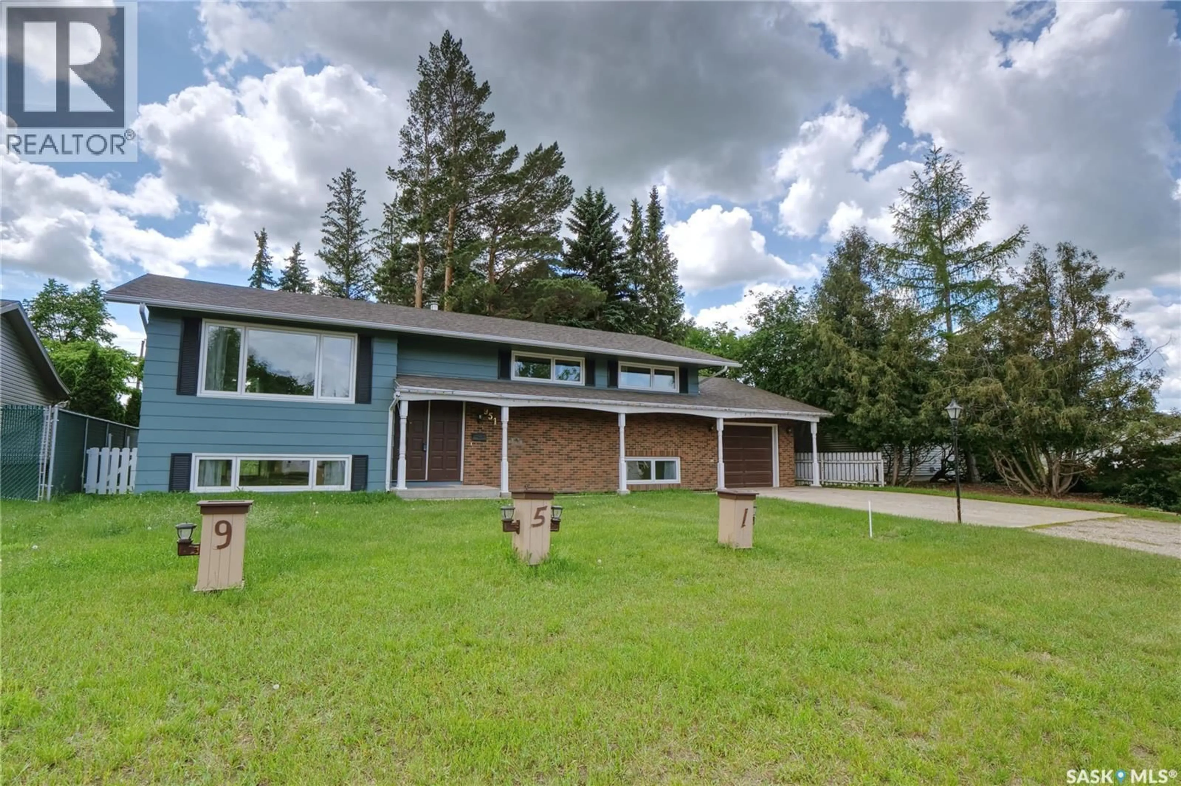A pic from outside/outdoor area/front of a property/back of a property/a pic from drone, unknown for 951 GRANDVIEW STREET, Moose Jaw Saskatchewan S6H5M1