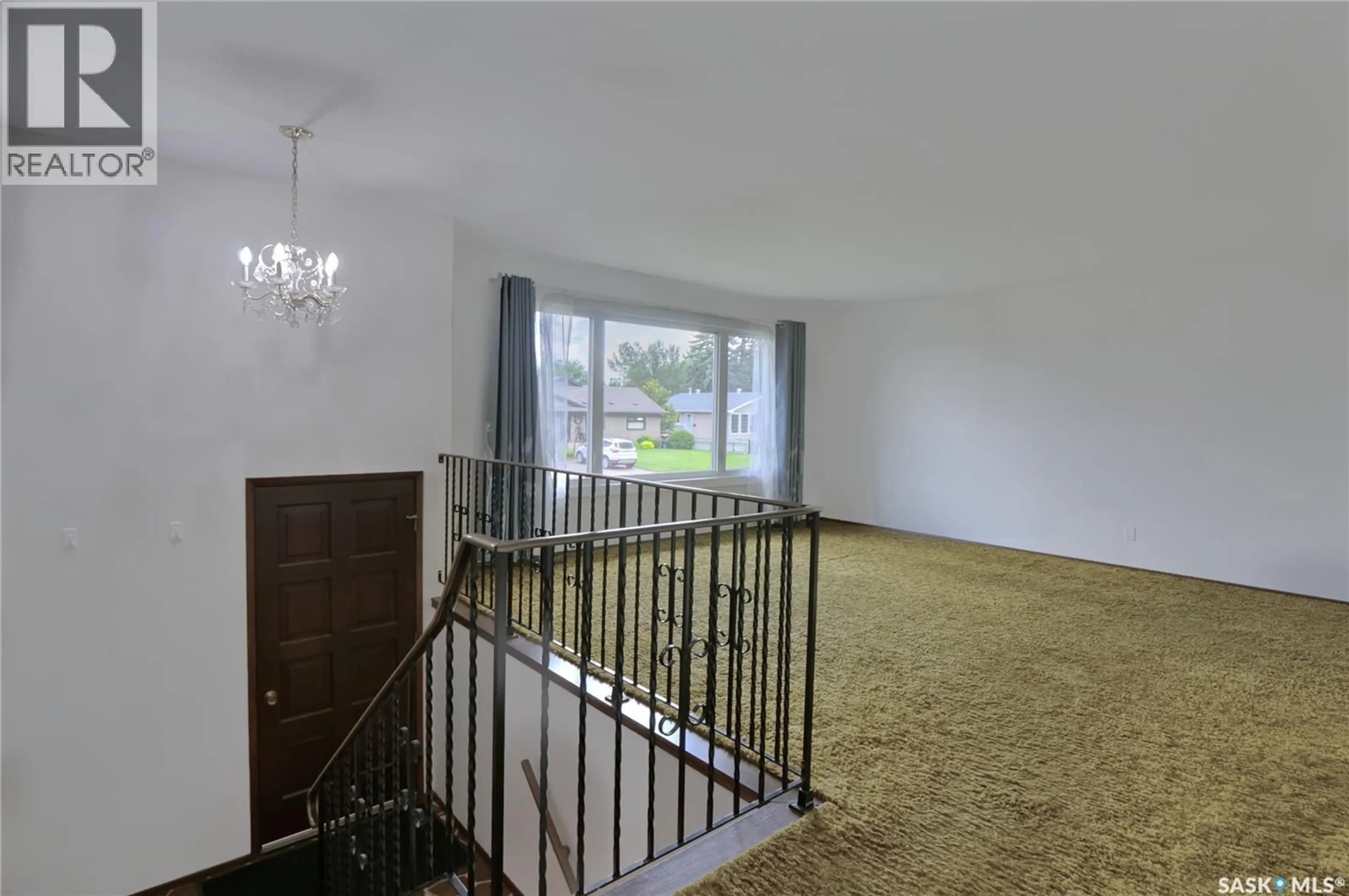 Indoor foyer for 951 GRANDVIEW STREET, Moose Jaw Saskatchewan S6H5M1