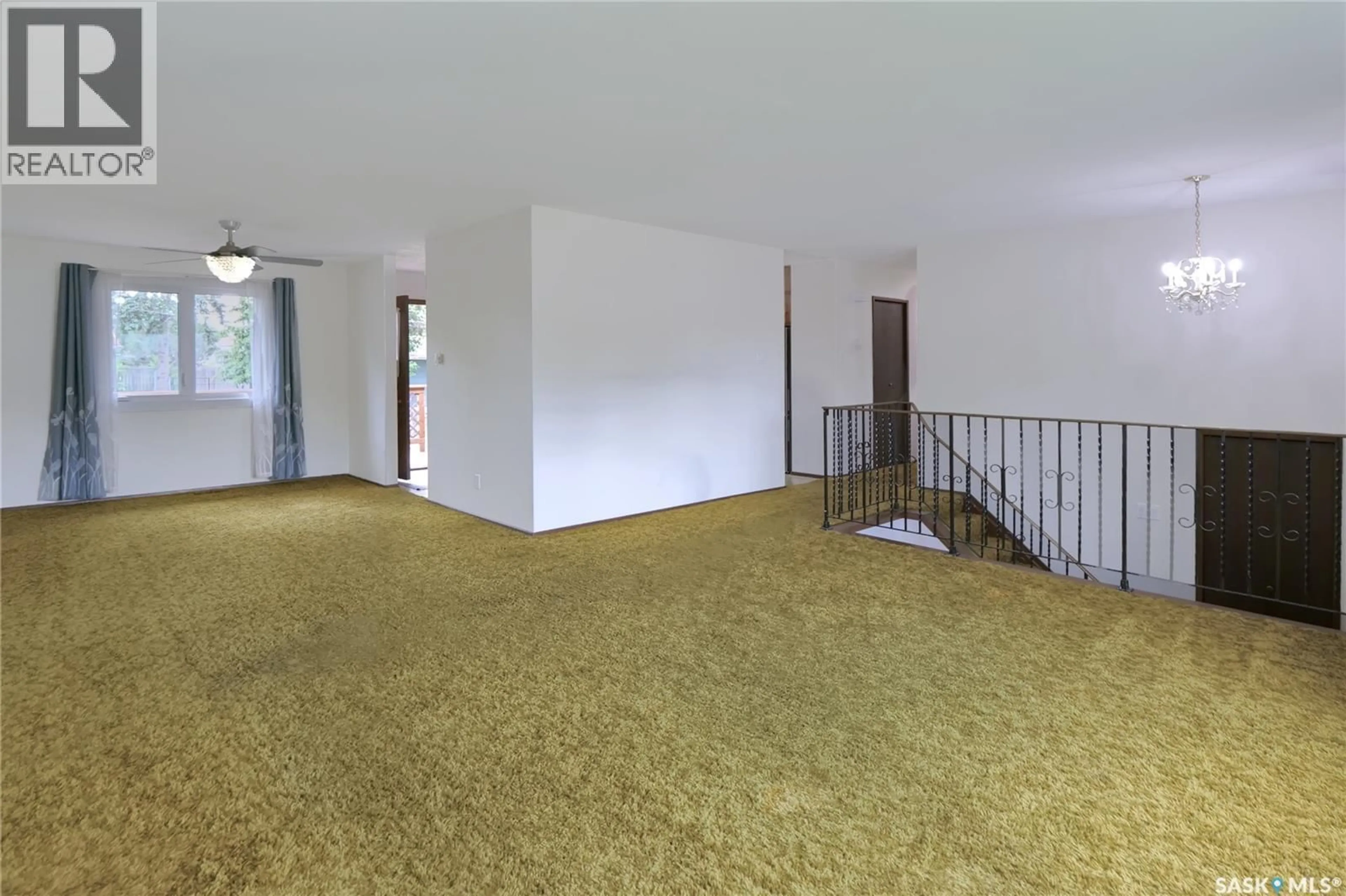 Indoor foyer for 951 GRANDVIEW STREET, Moose Jaw Saskatchewan S6H5M1